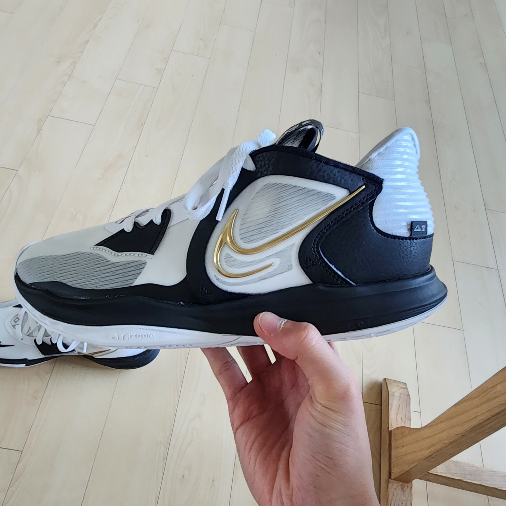 Nike Kyrie Low 5 EP White Black Metallic Gold 착용 스타일 - 5