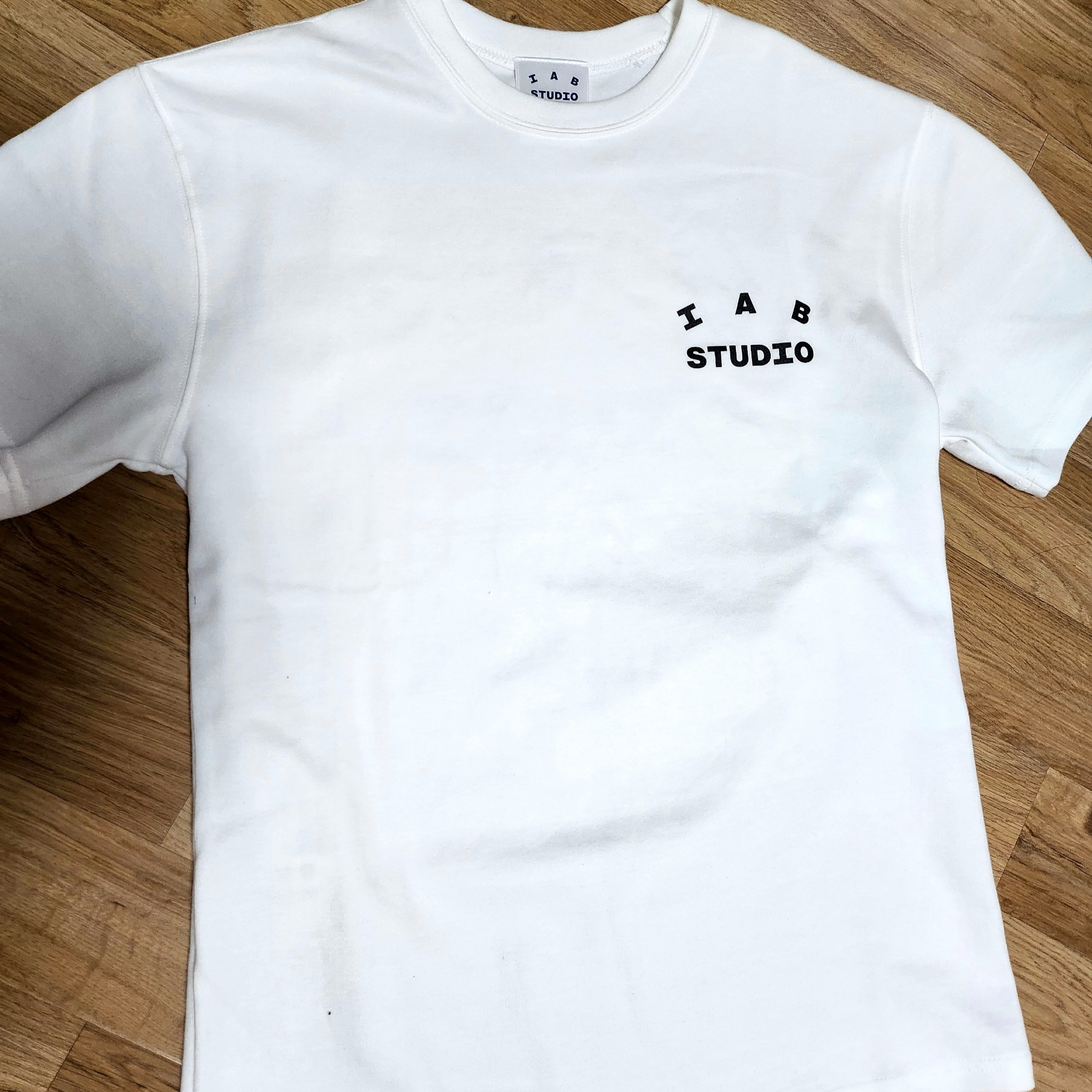 IAB Studio T-Shirt White - 23FW, IAB Studio Cropped Pique Shirt Blue - 23FW 착용 스타일 - 1