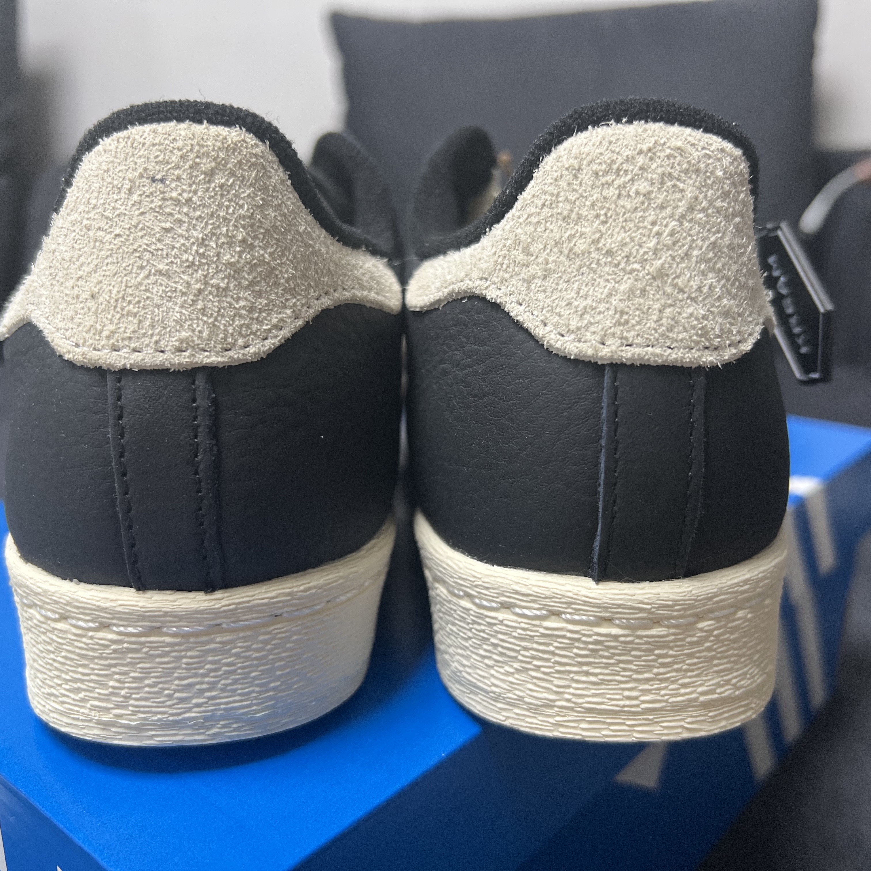Adidas Superstar 82 Black White 착용 스타일 - 3