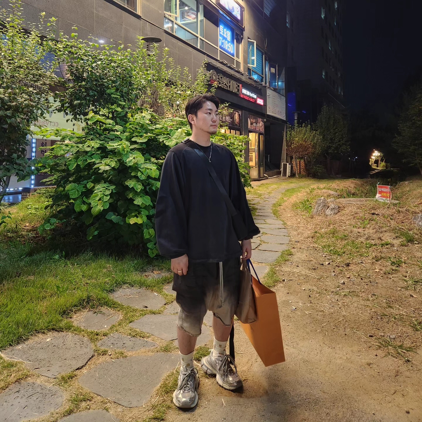 Balenciaga 3XL Sneakers Light Beige 착용 스타일