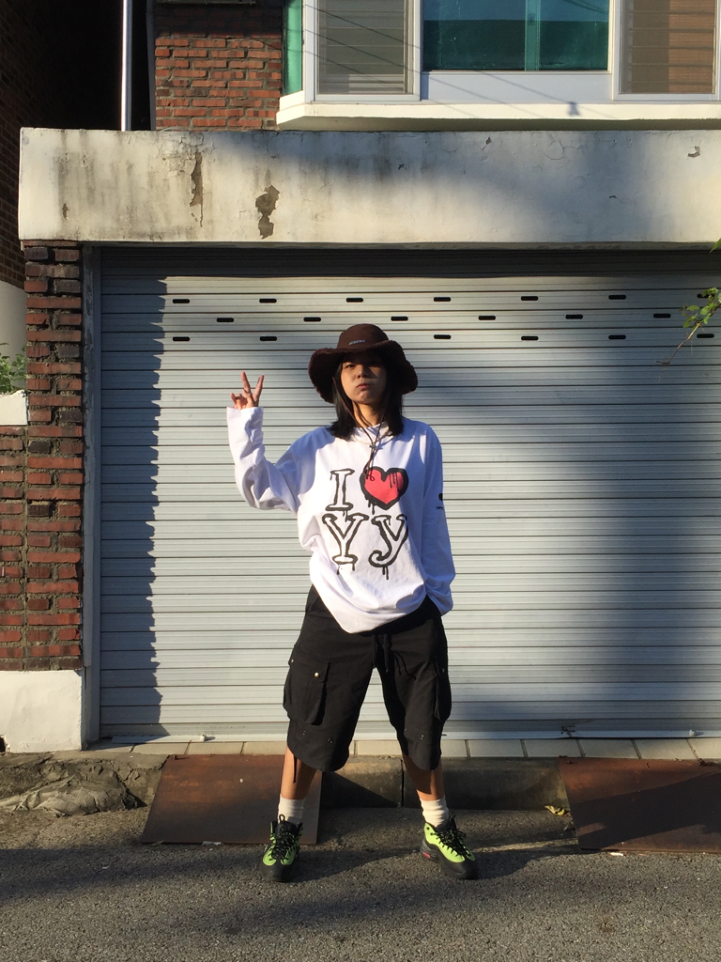 Jacquemus Le Bob Artichaut Bucket Hat Brown, Nike x Stussy Air Penny II Vivid Green and Black 착용 스타일 - 2