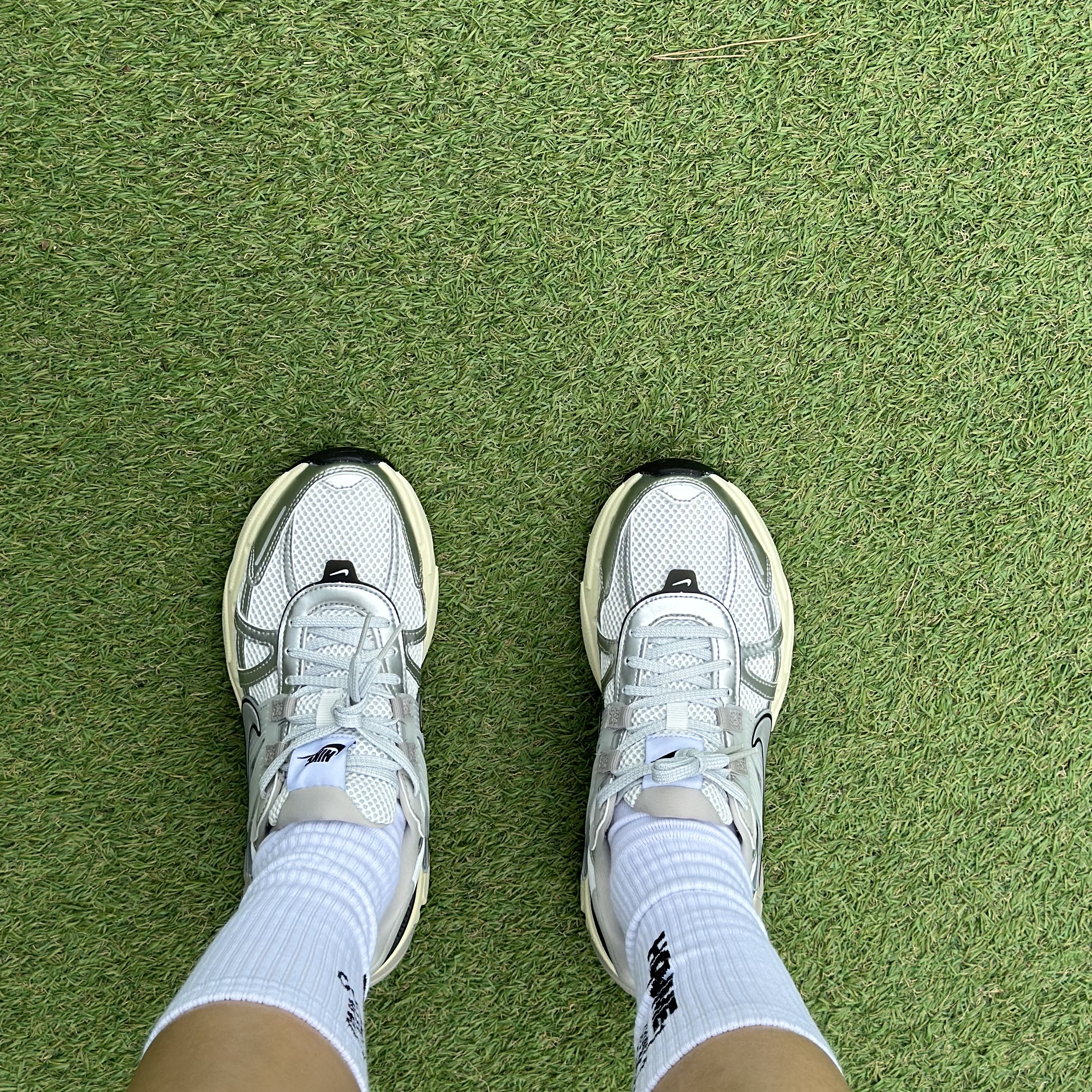 Nike V2K Run Summit White Metallic Silver 착용 스타일