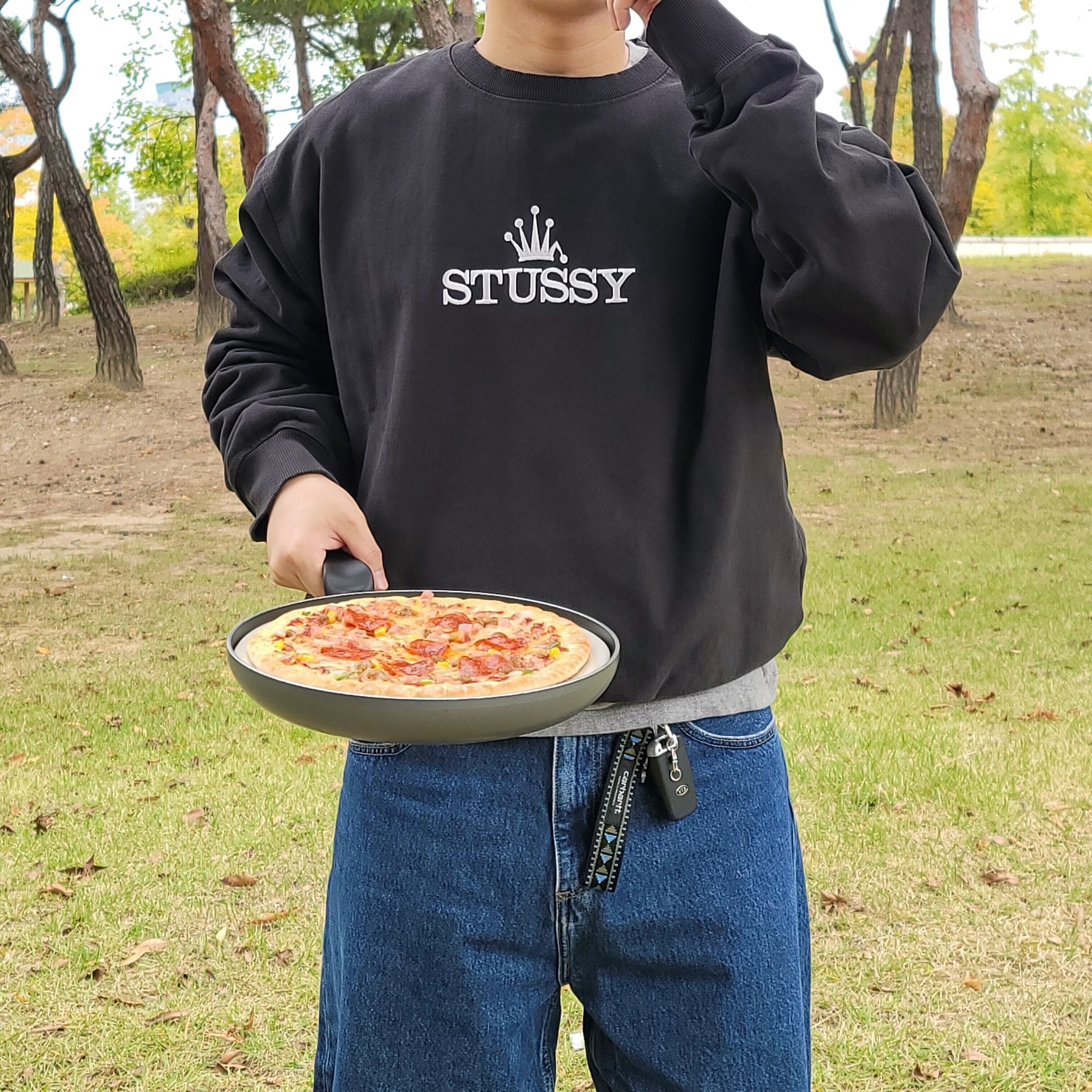 Stussy Glamour Pigment Dyed Crew Black 착용 스타일 - 1