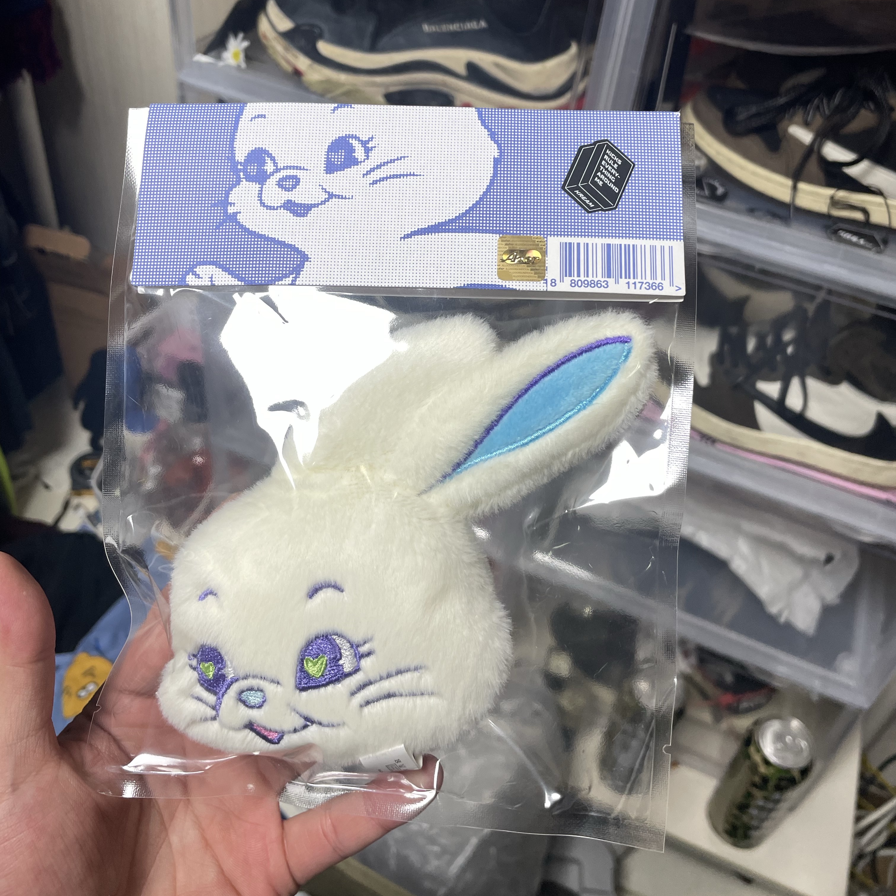 NewJeans Tokki Merchandise Fluffy Keyring White 착용 스타일