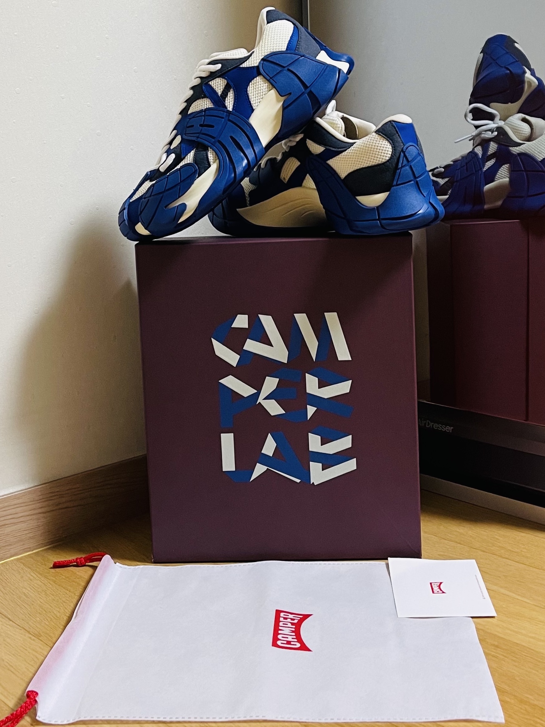 Camper Tormenta Dark Blue White 착용 스타일 - 2