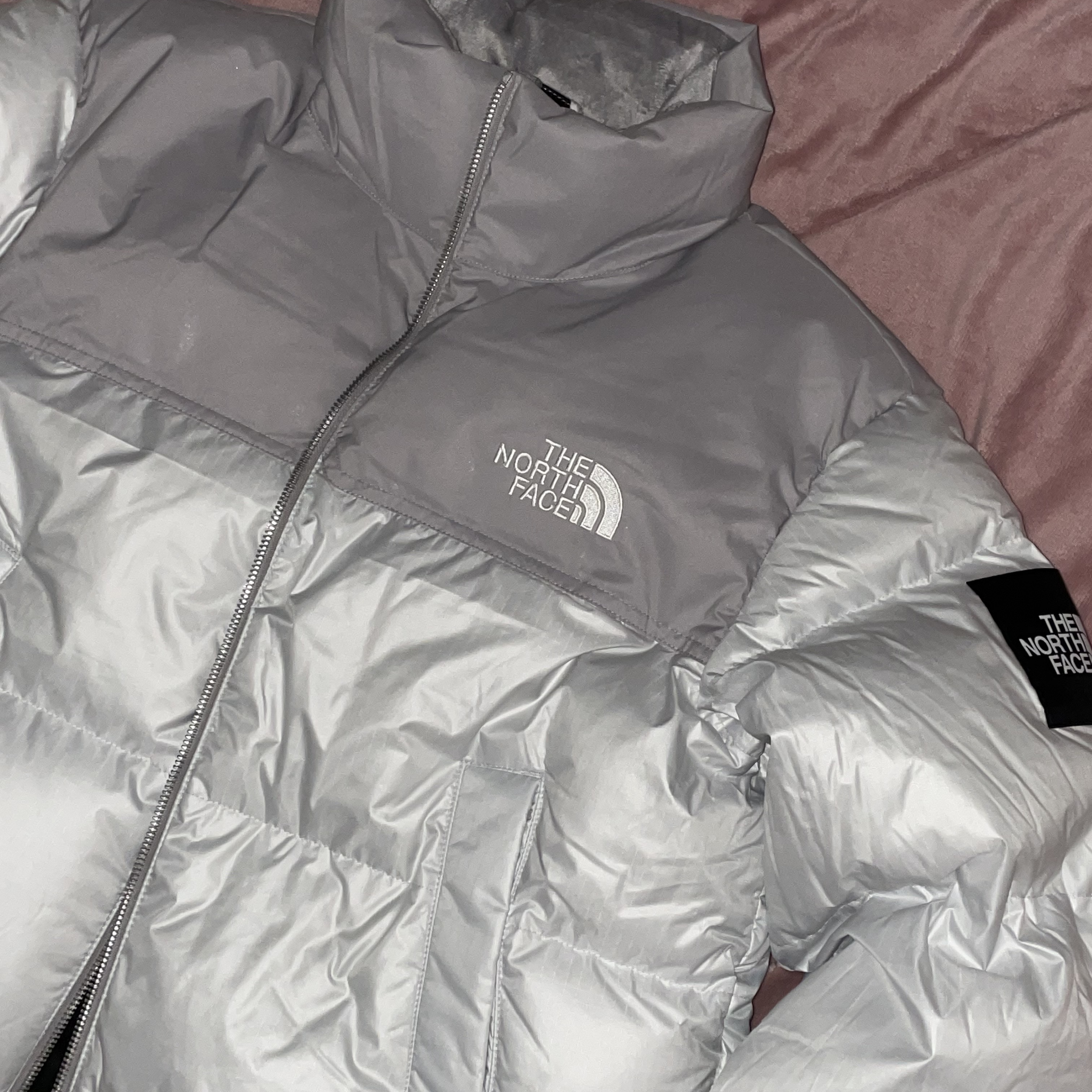 (W) The North Face White Label Novelty Nuptse Down Jacket Ice Gray 착용 스타일 - 2
