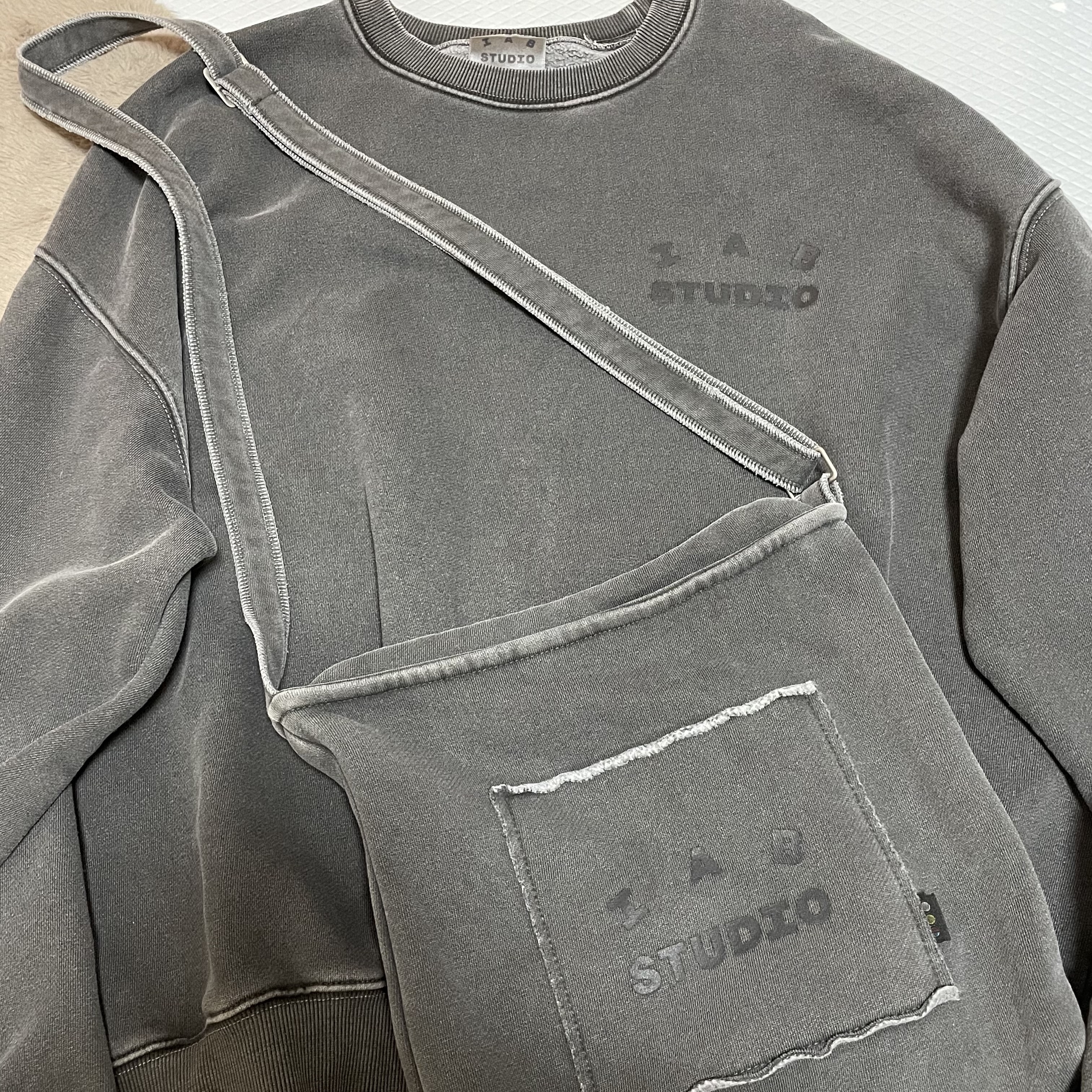 IAB Studio Pigment Sweatshirt & Mini Bag Black 착용 스타일