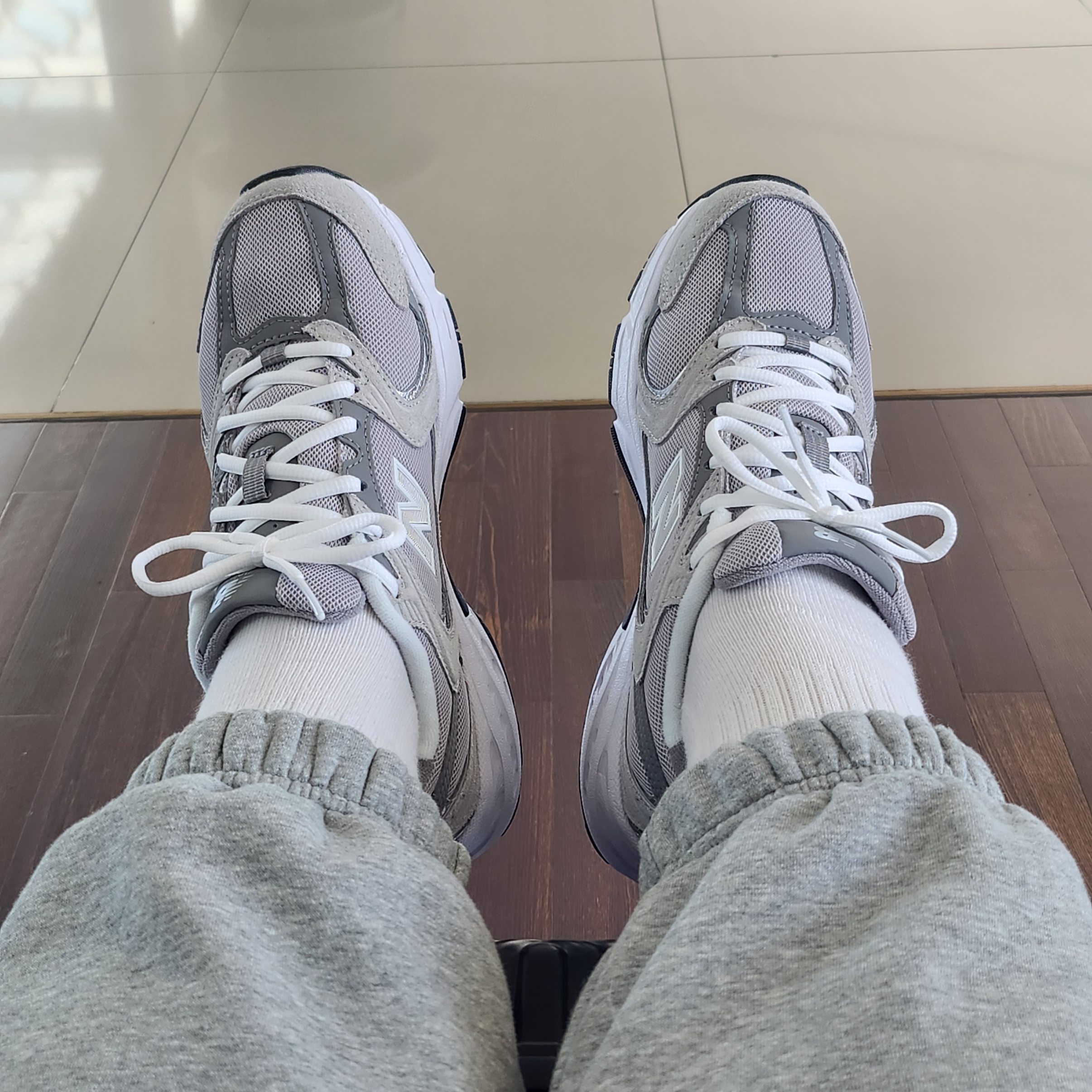 New Balance 530 Grey 착용 스타일