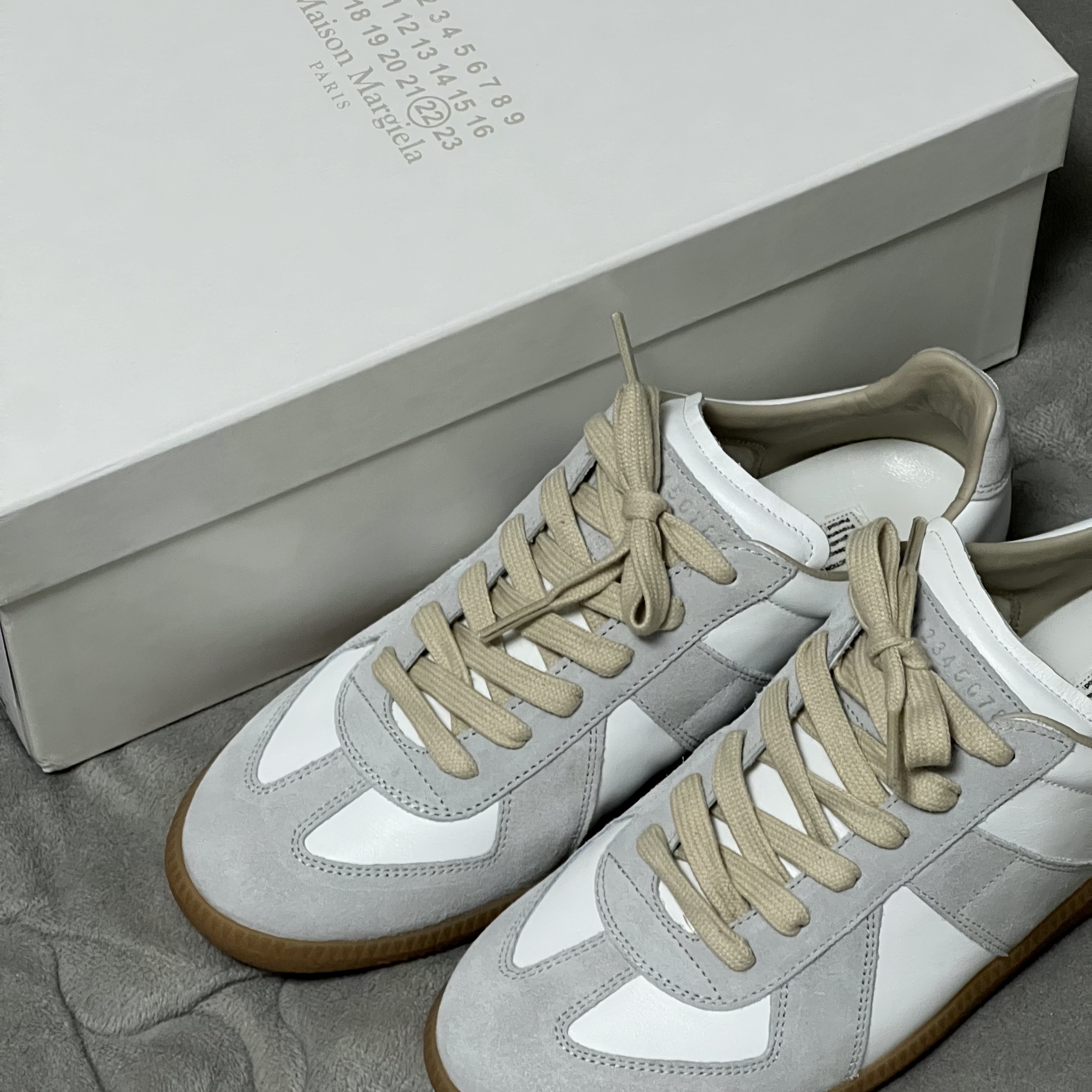 (W) Maison Margiela Calfskin Replica Sneakers White 착용 스타일