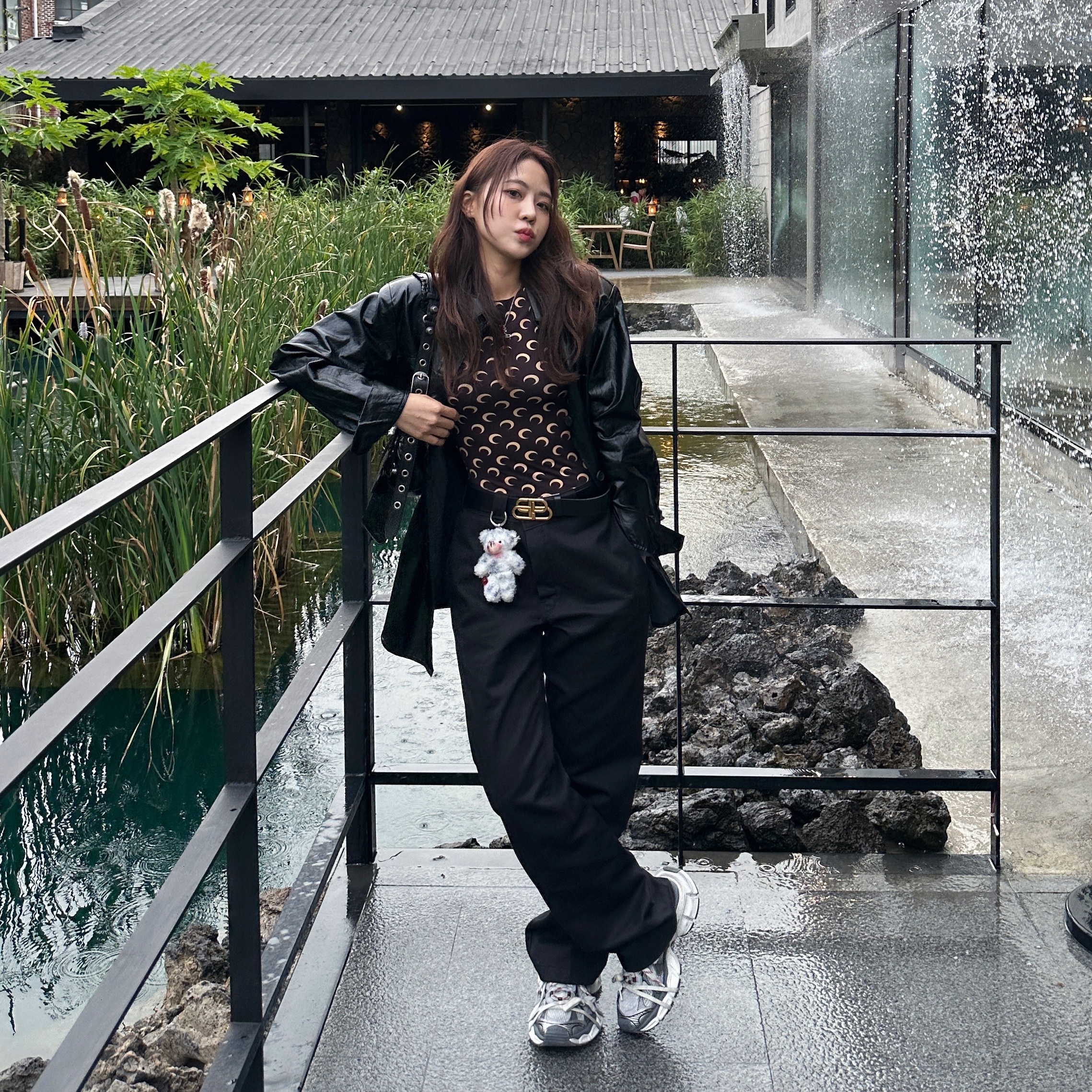 (W) Marine Serre Second Skin Top Brown Moon, Balenciaga Arena Lambskin Le Cagole XS Shoulder Bag Black 착용 스타일 - 1