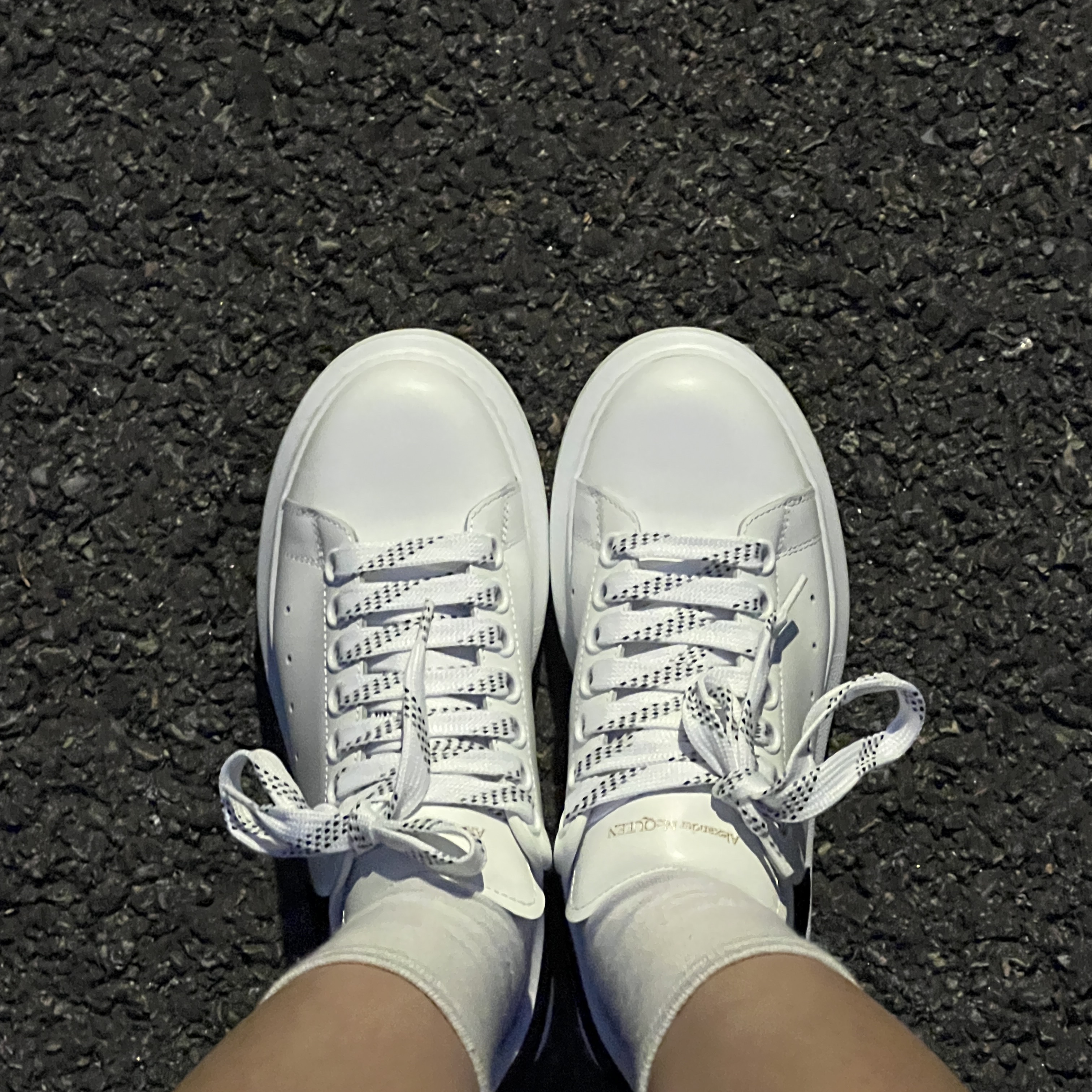 (W) Alexander McQueen Oversized Sneakers White Black 착용 스타일