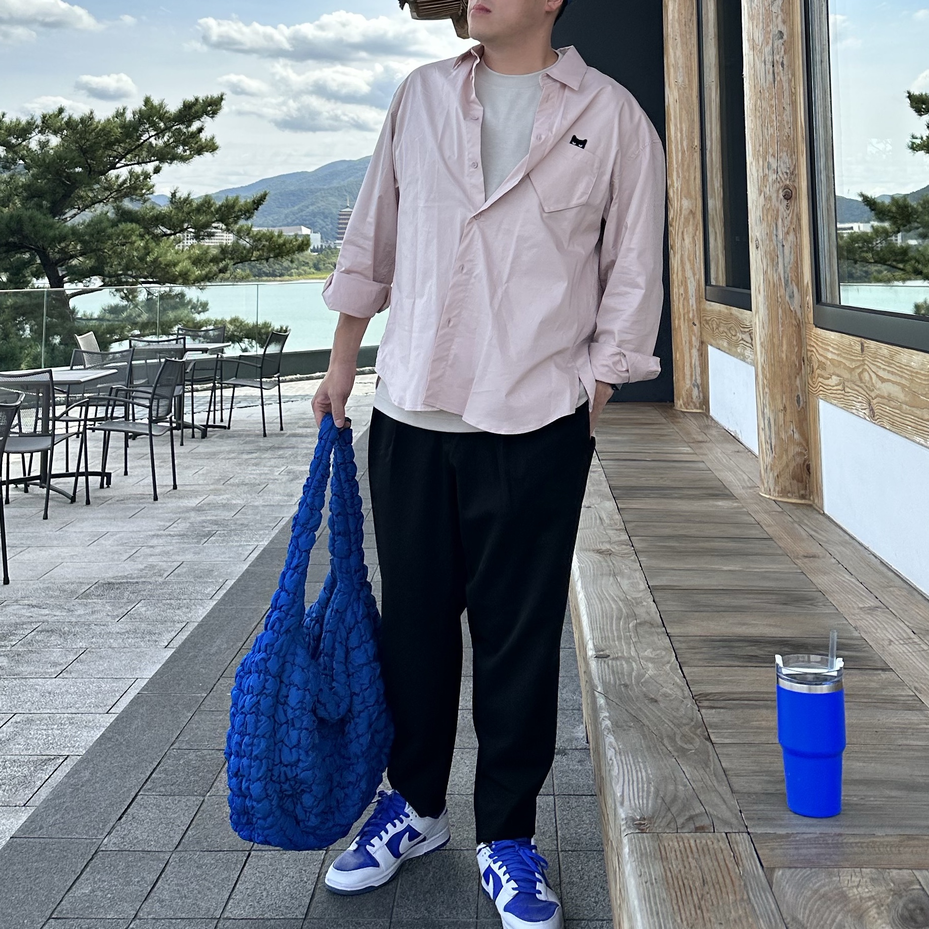 Nike Dunk Low Retro Racer Blue and White, COS Quilted Oversized Shoulder Bag Blue 착용 스타일
