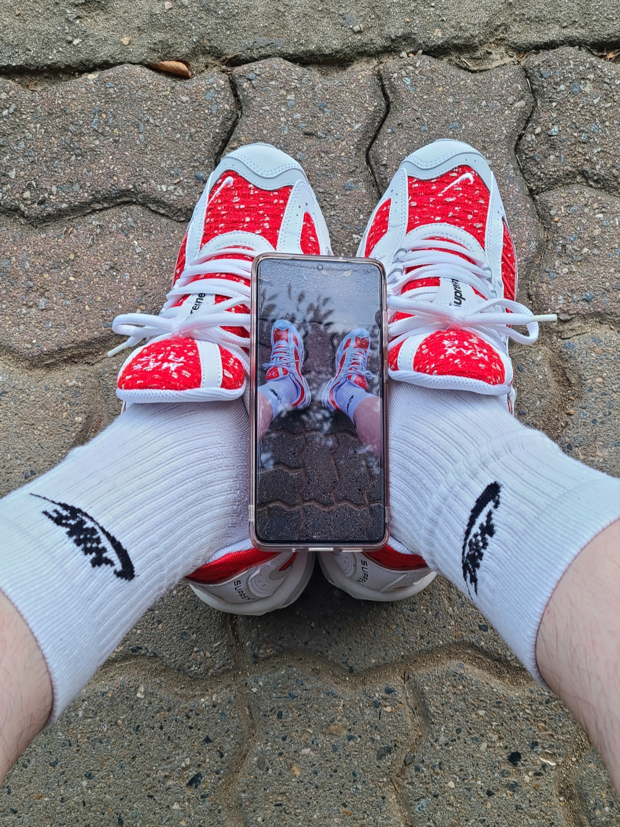 Nike x Supreme Air Max Tailwind 4 White, Nike Everyday Essential Crew Socks White Black (3 Pack/Korean Ver.) 착용 스타일 - 1