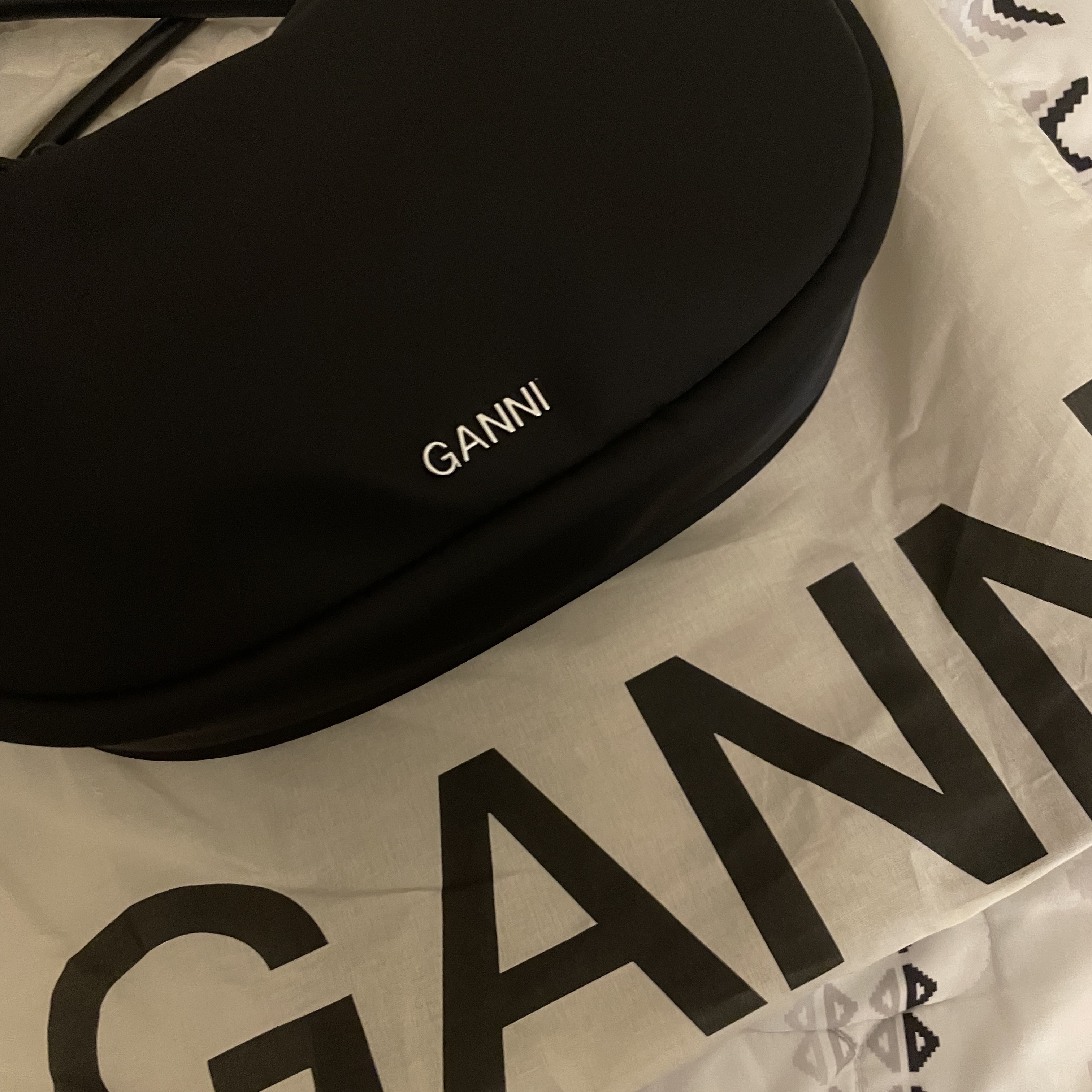 Ganni Knot Bag Black 착용 스타일