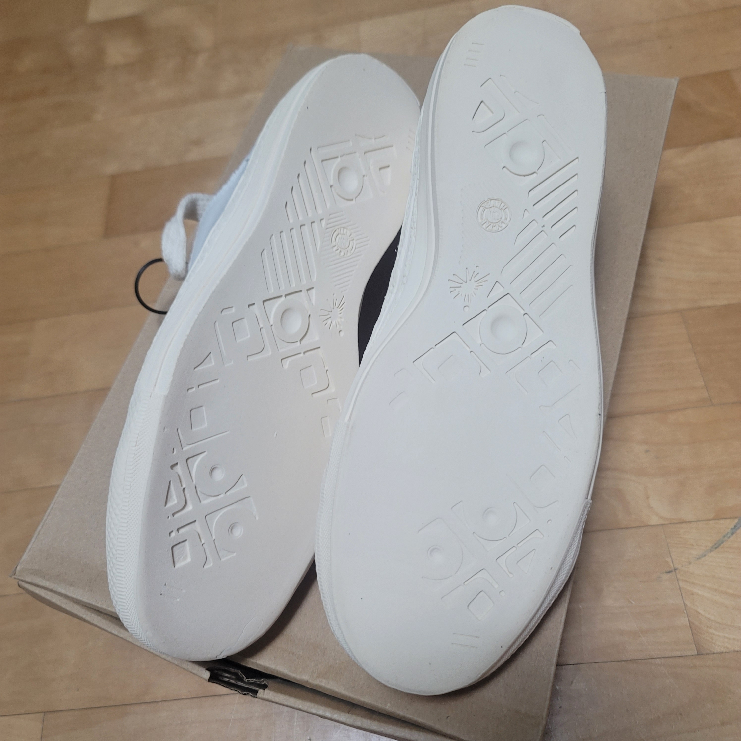 Maison Mihara Yasuhiro General Scale Past Sole 6-Hole Low-top Sneakers White 착용 스타일 - 2