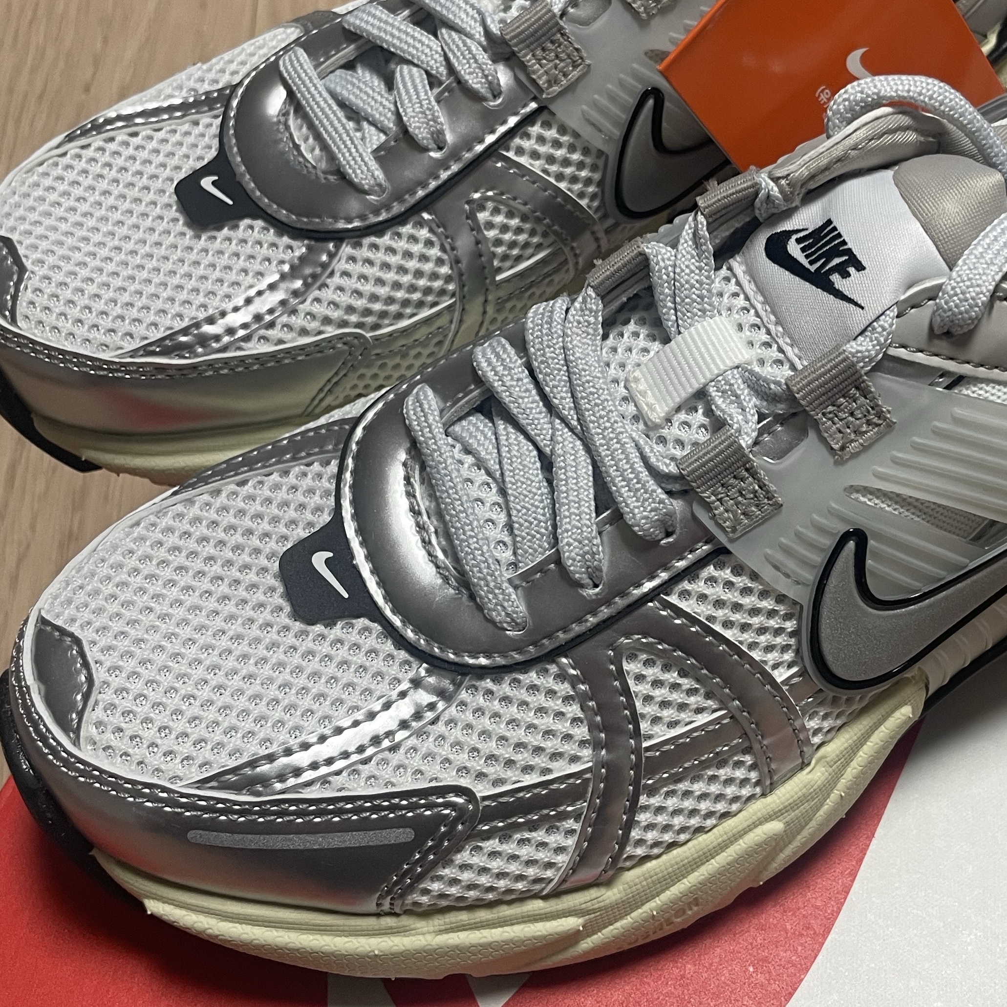 Nike V2K Run Summit White Metallic Silver 착용 스타일