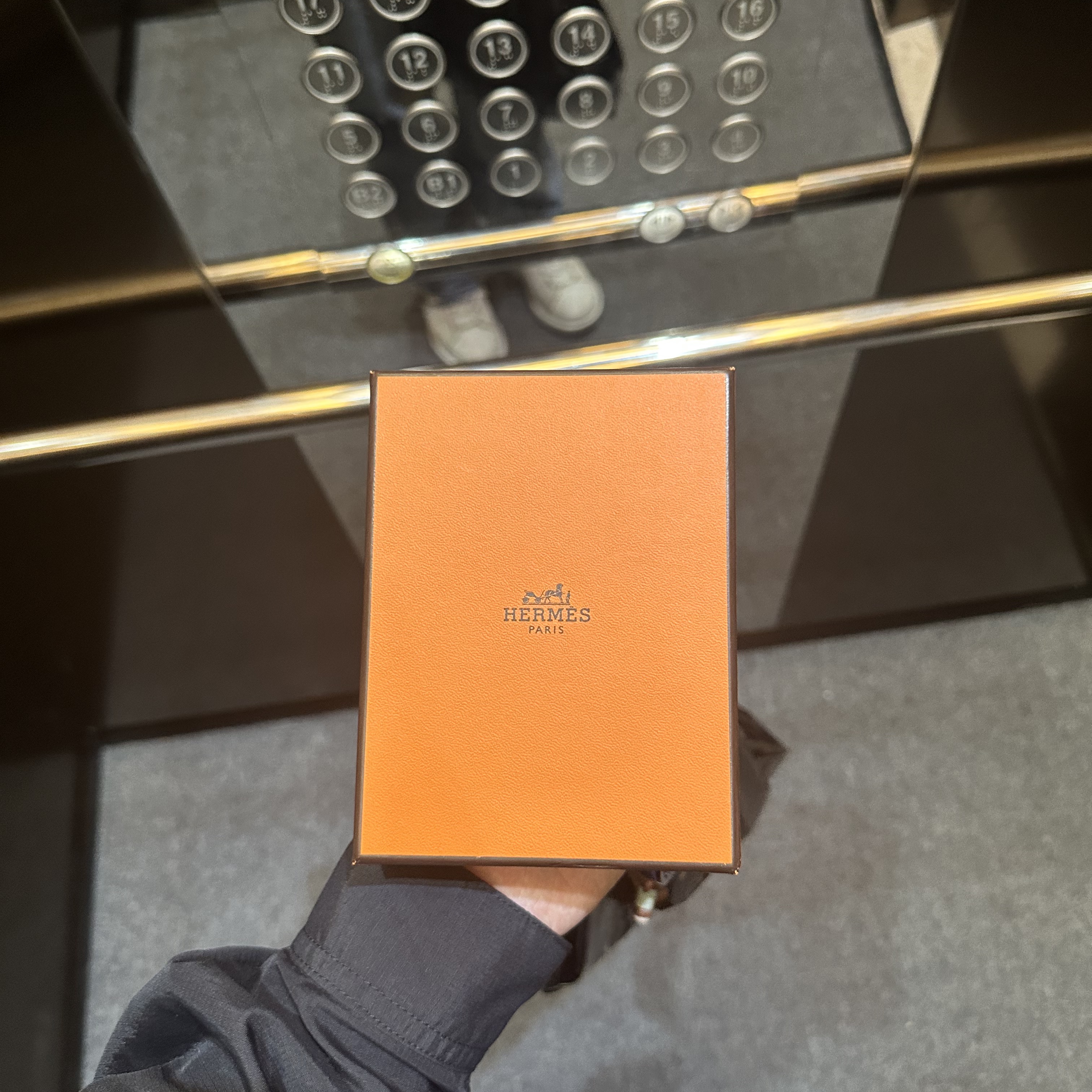 (W) Hermes Mini Pop H Pendant Gold & Blanc 착용 스타일