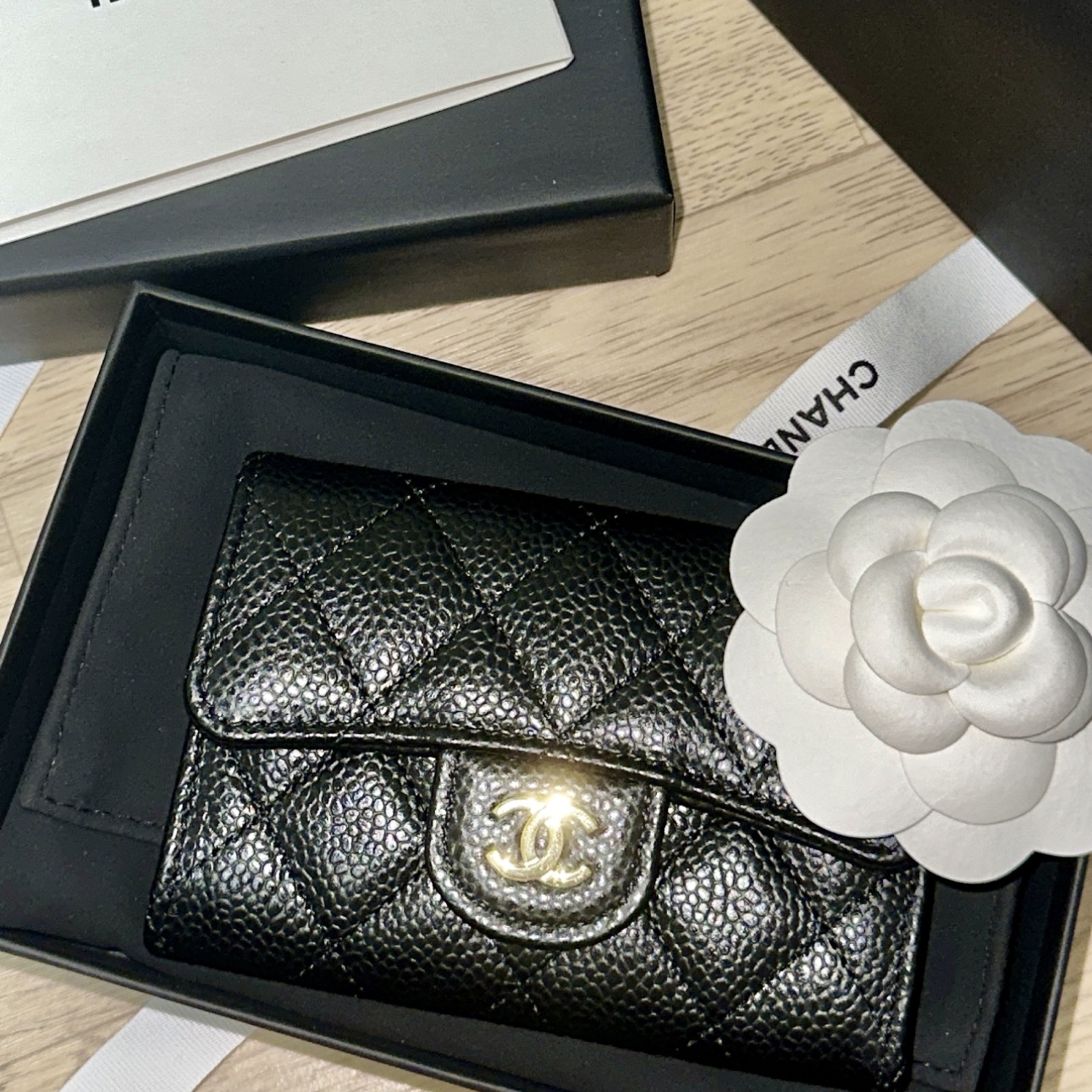 Chanel Classic Card Holder Grained Calfskin & Gold Black 착용 스타일 - 1