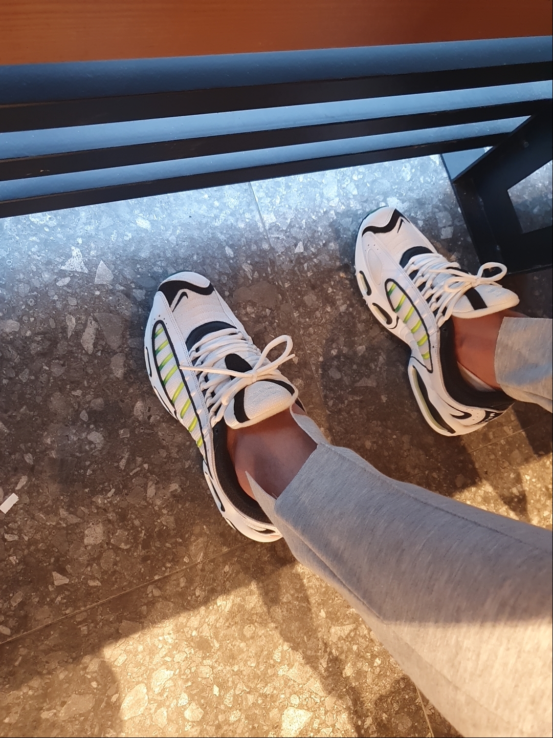 Nike Air Max Tailwind 4 White Volt Black 착용 스타일