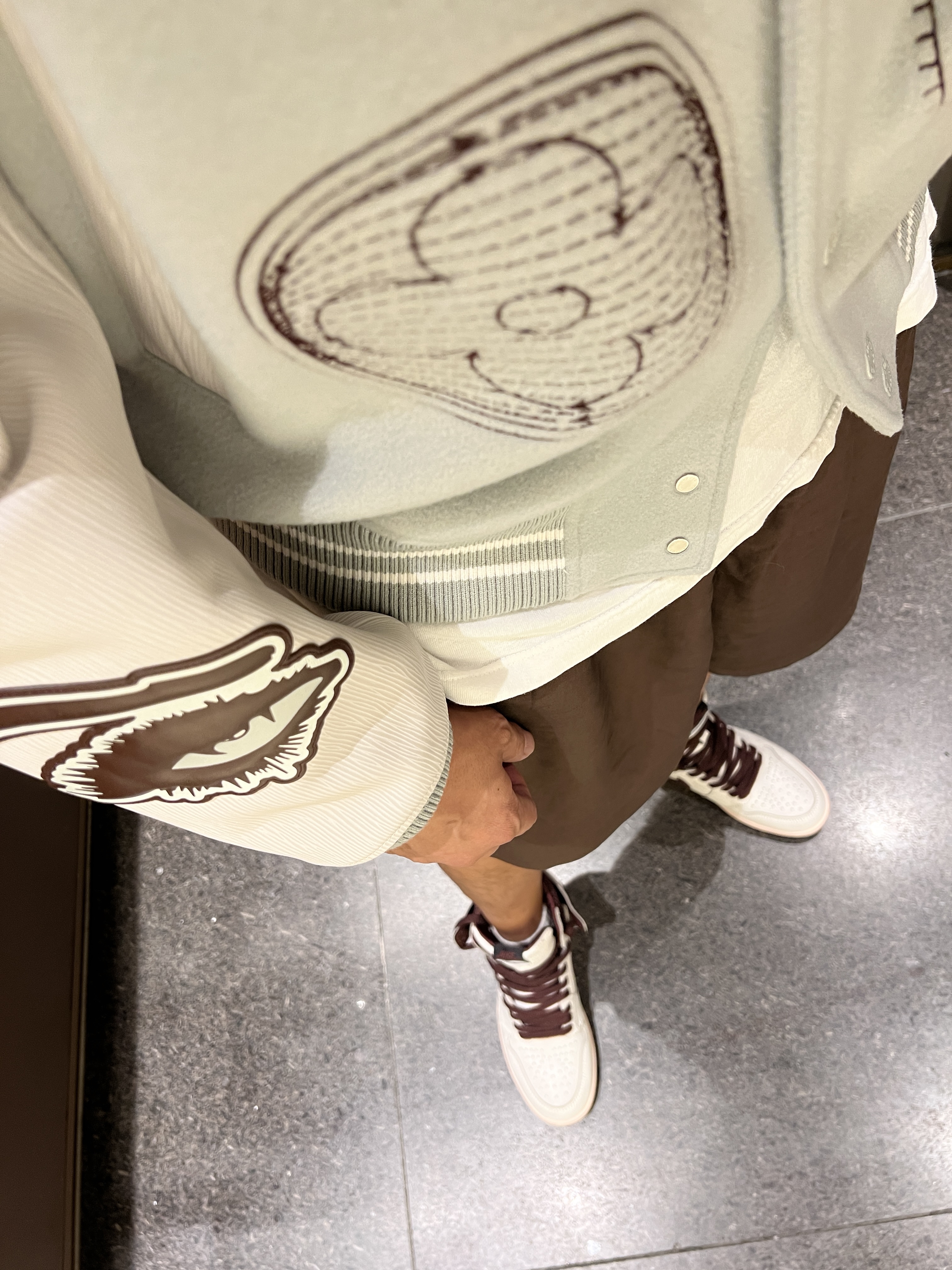 Louis Vuitton Varsity Leather Blouson Aqua, Jordan 1 x A Ma Maniere Retro High OG SP Sail and Burgundy 착용 스타일 - 4