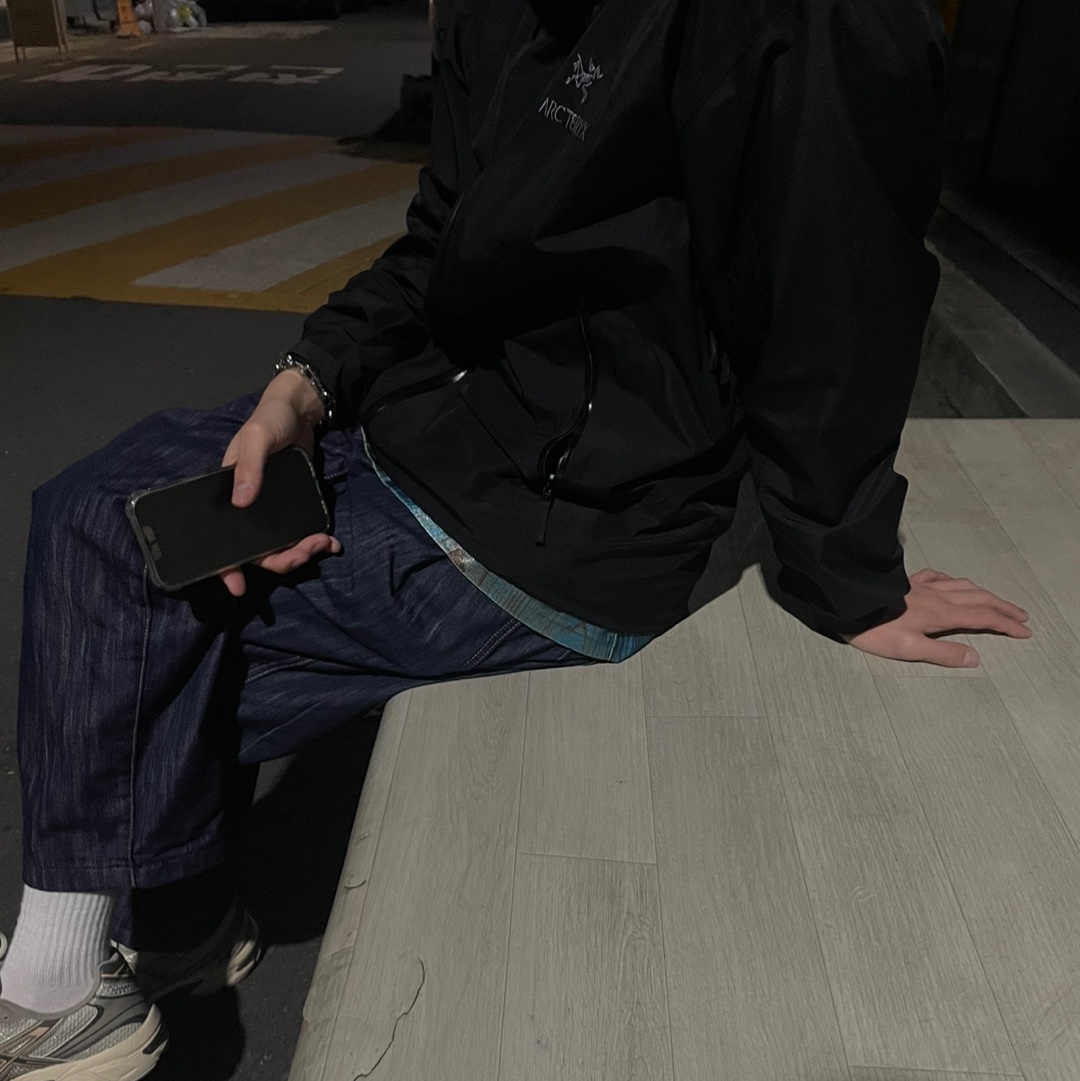 Arc'teryx Beta LT Jacket Black, Asics x I4P Gel-1130 Glacier Grey Mink 착용 스타일