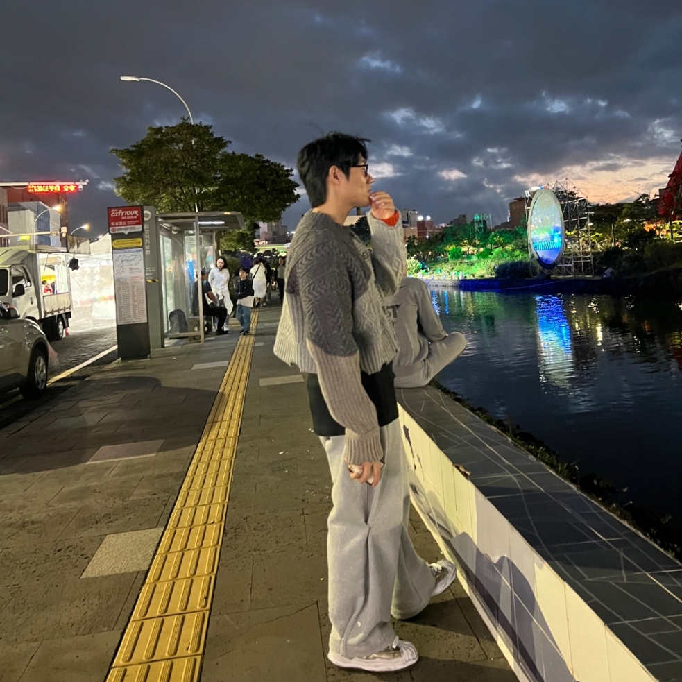 Zara x Ader Error Destroyed Crop Cardigan Blue, Maison Mihara Yasuhiro Blakey OG Sole Brushed Patent Low-top Sneakers White 착용 스타일 - 2
