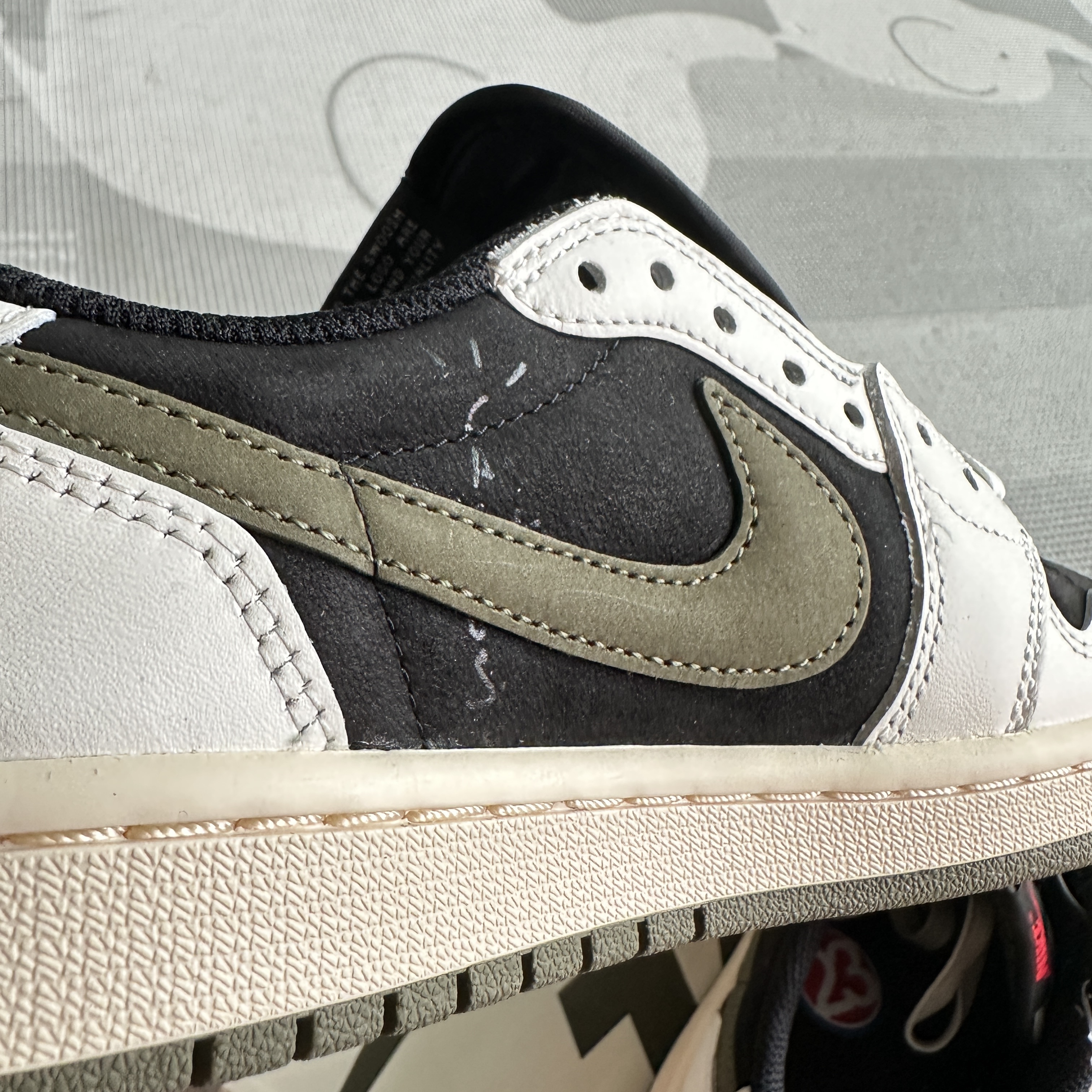 (W) Jordan 1 x Travis Scott Retro Low OG SP Medium Olive 착용 스타일 - 4