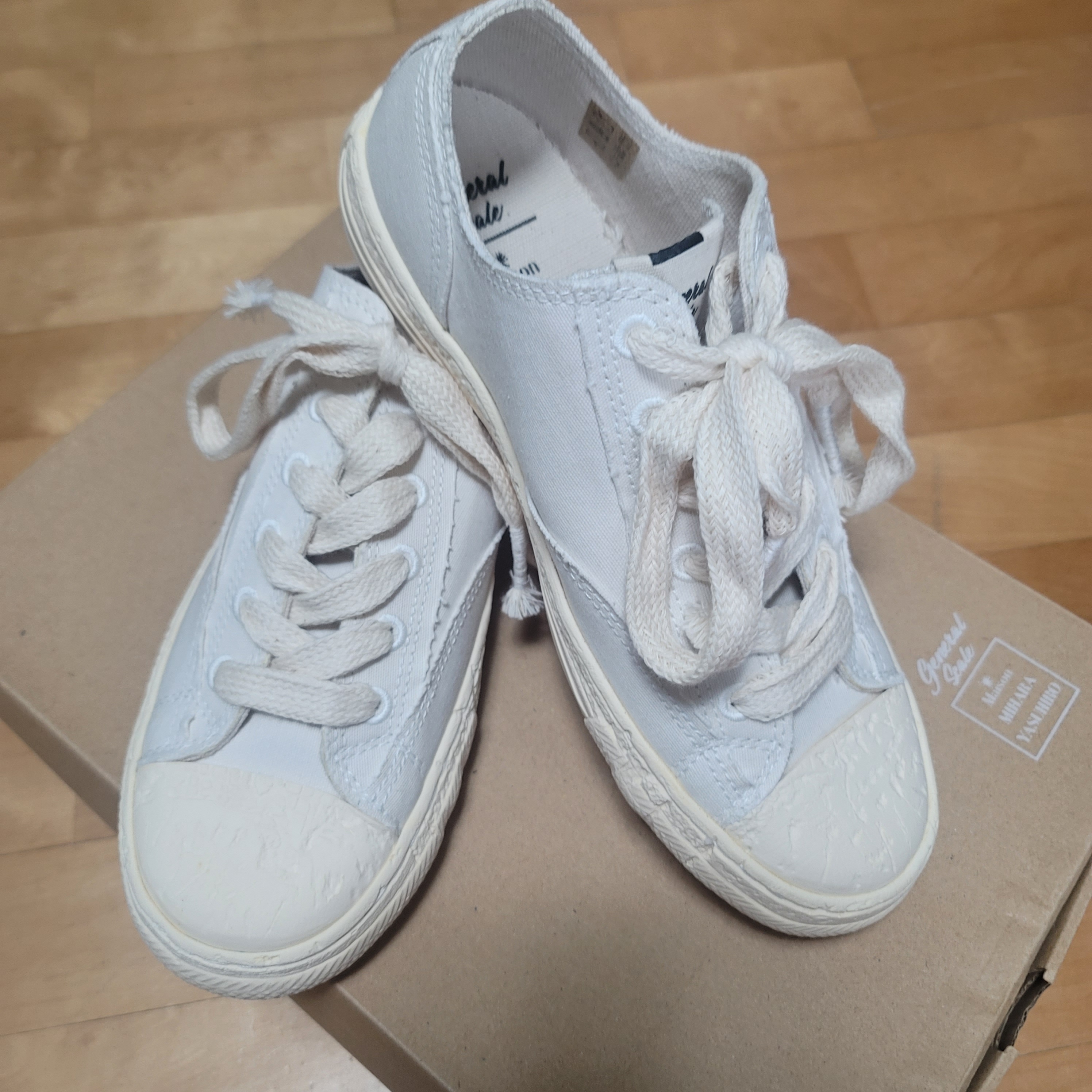 Maison Mihara Yasuhiro General Scale Past Sole 6-Hole Low-top Sneakers White 착용 스타일 - 3