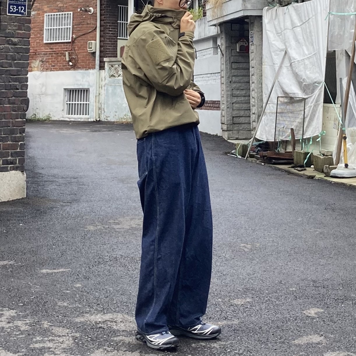 Arc'teryx LEAF Alpha Jacket Gen 2 Crocodile, Salomon XT-6 Gore-Tex Black Ebony 착용 스타일 - 3