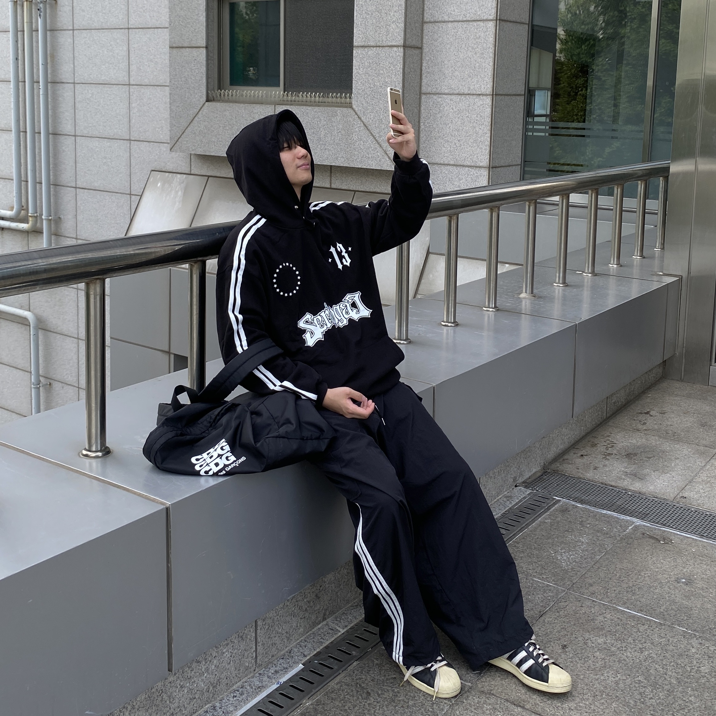 Adidas Superstar Premium Black White, CDG Backpack Black 착용 스타일 - 2