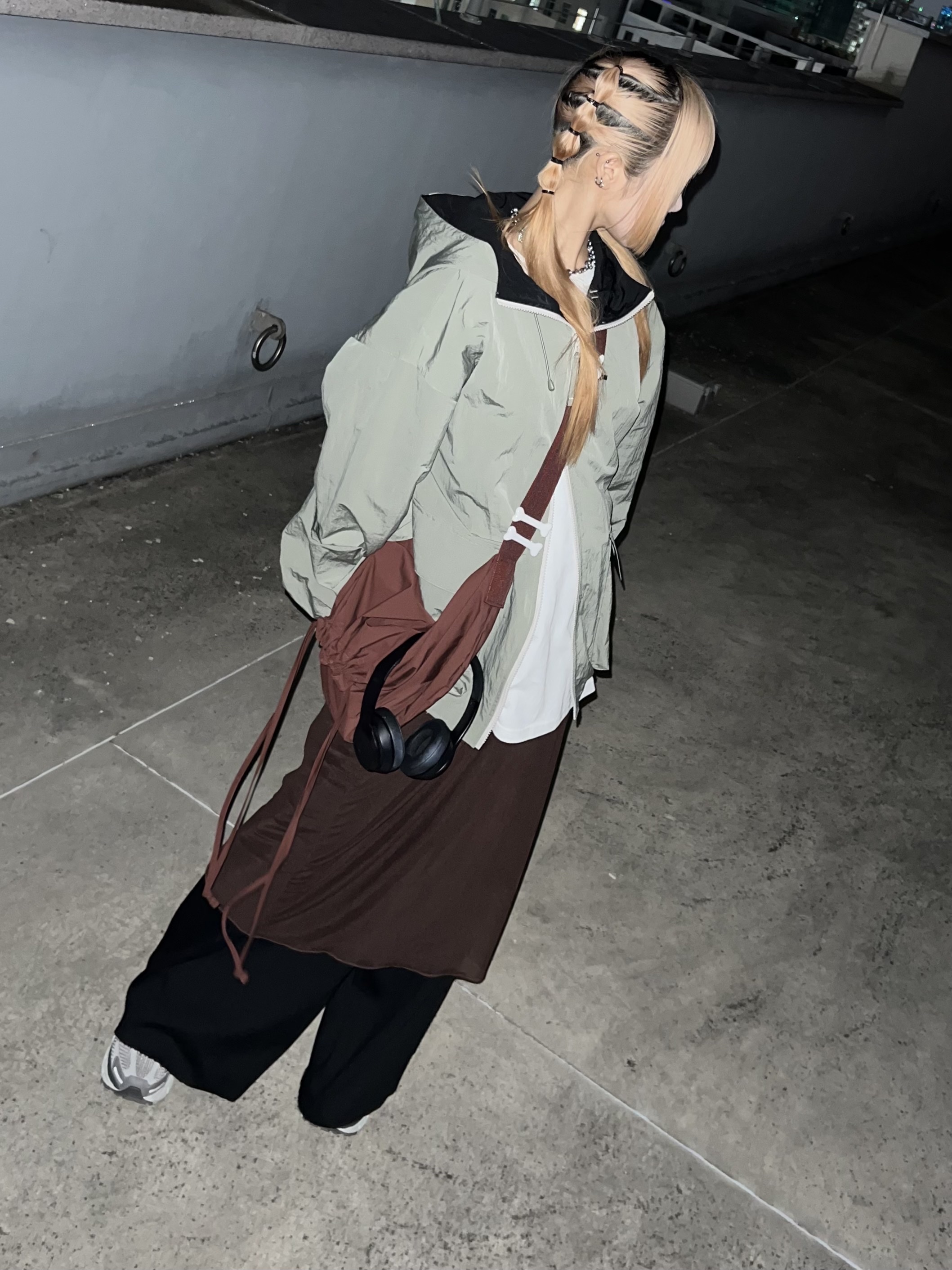 (W) Nike Zoom Vomero 5 Cobblestone and Flat Pewter, Beats Studio 3 Wireless Over Ear Headphone Matt Black (Korean Ver.) 착용 스타일 - 1