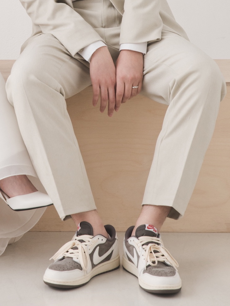 Jordan 1 x Travis Scott Retro Low OG SP Sail and Ridgerock 착용 스타일 - 1