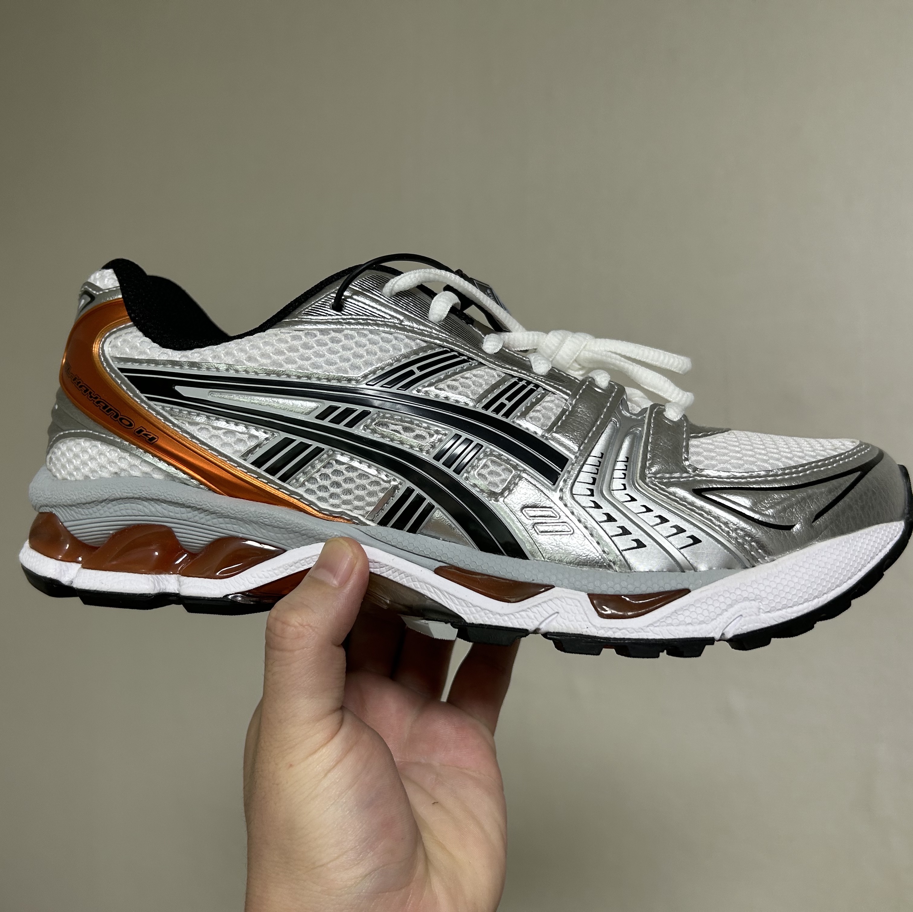 Asics Gel-Kayano 14 White Piquant Orange 착용 스타일