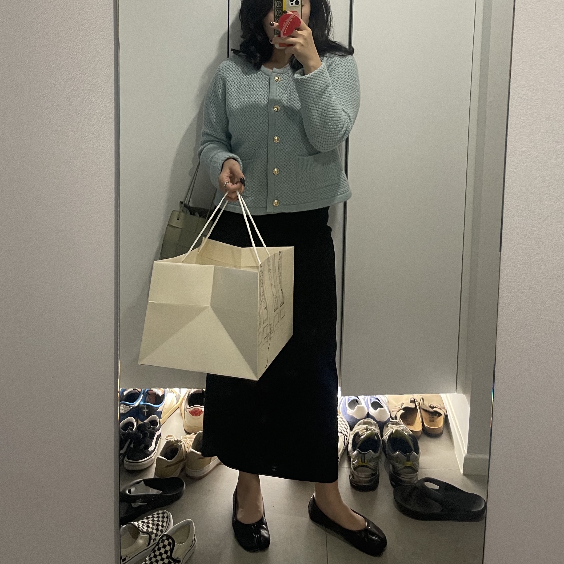 (W) Maison Margiela Tabi Ballet Flat Shoes Black, Bottega Veneta Small Leather Cassette Bucket Bag Travertine 착용 스타일