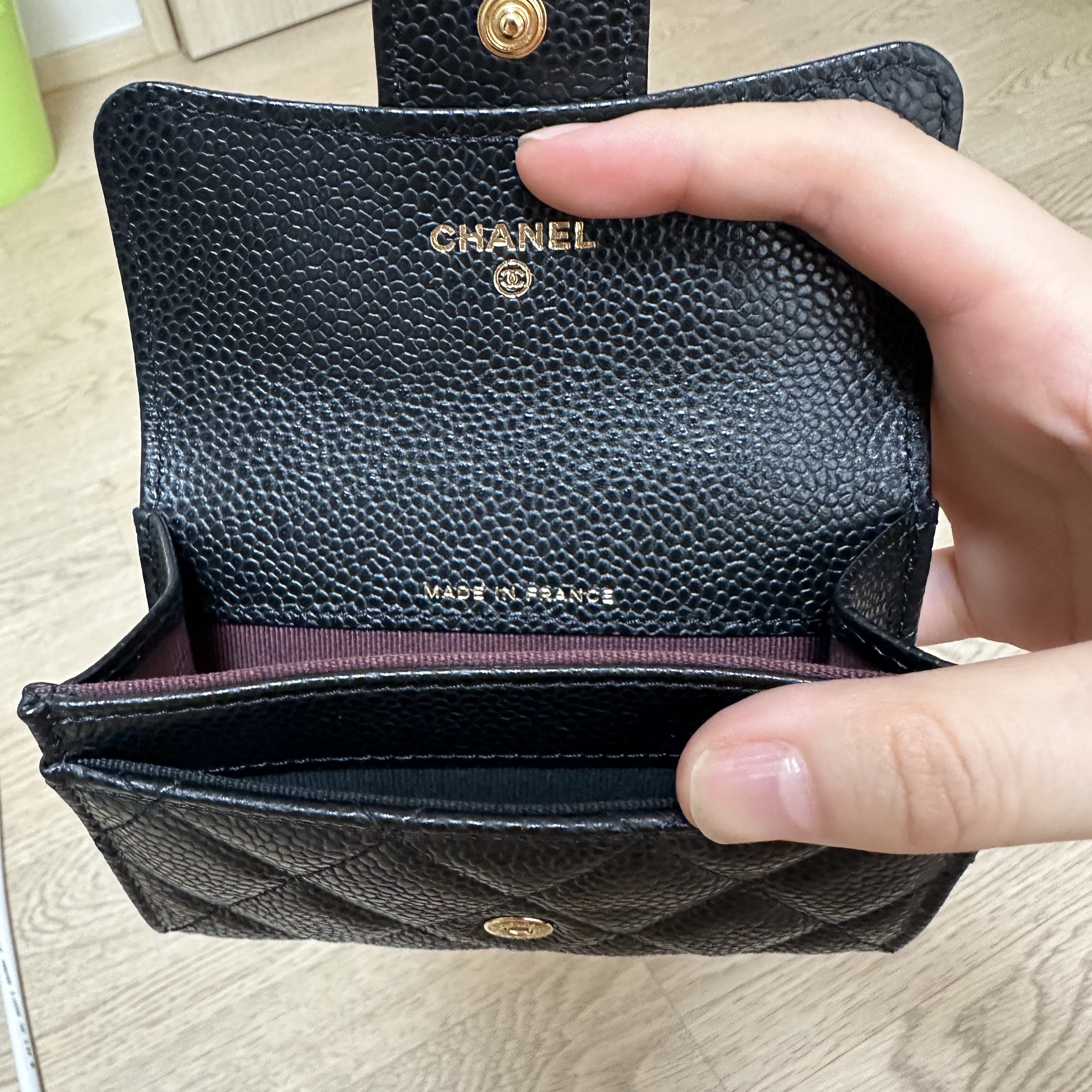 Chanel Classic Card Holder Grained Calfskin & Gold Black 착용 스타일 - 2