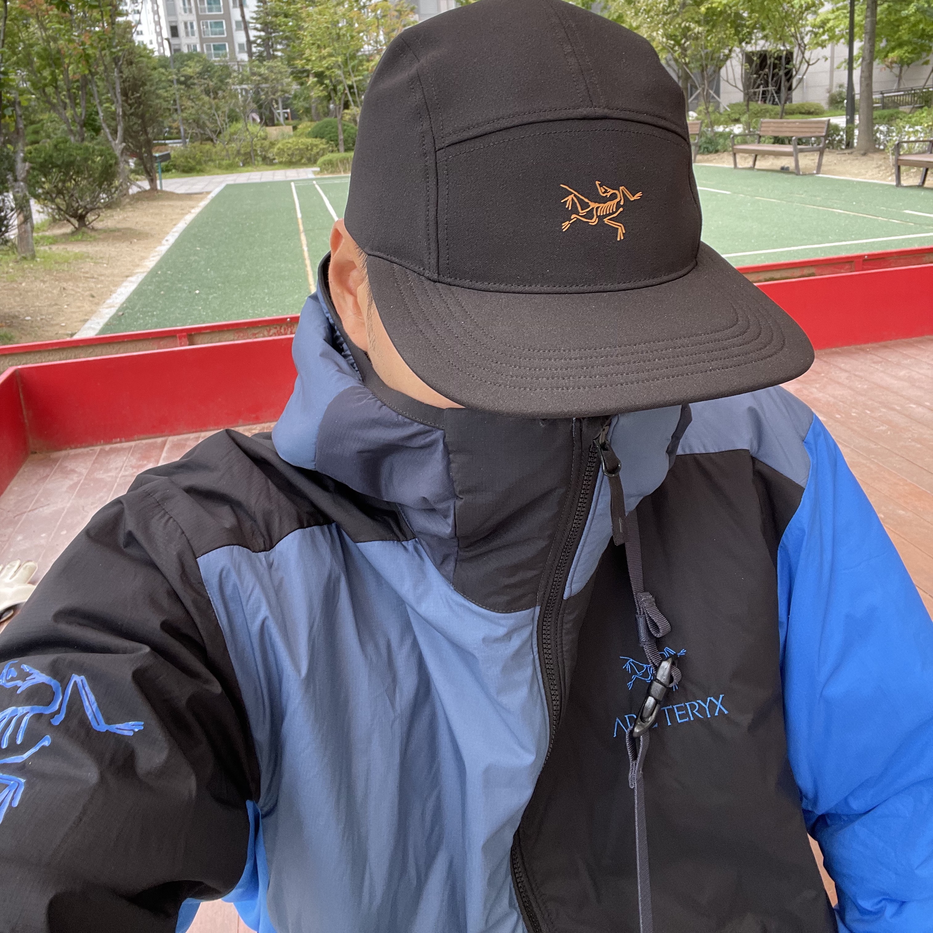 Arc'teryx x Beams Atom LT Hoody Boro Blue, Arc'teryx Calidum 5 Panel Cap Black 착용 스타일