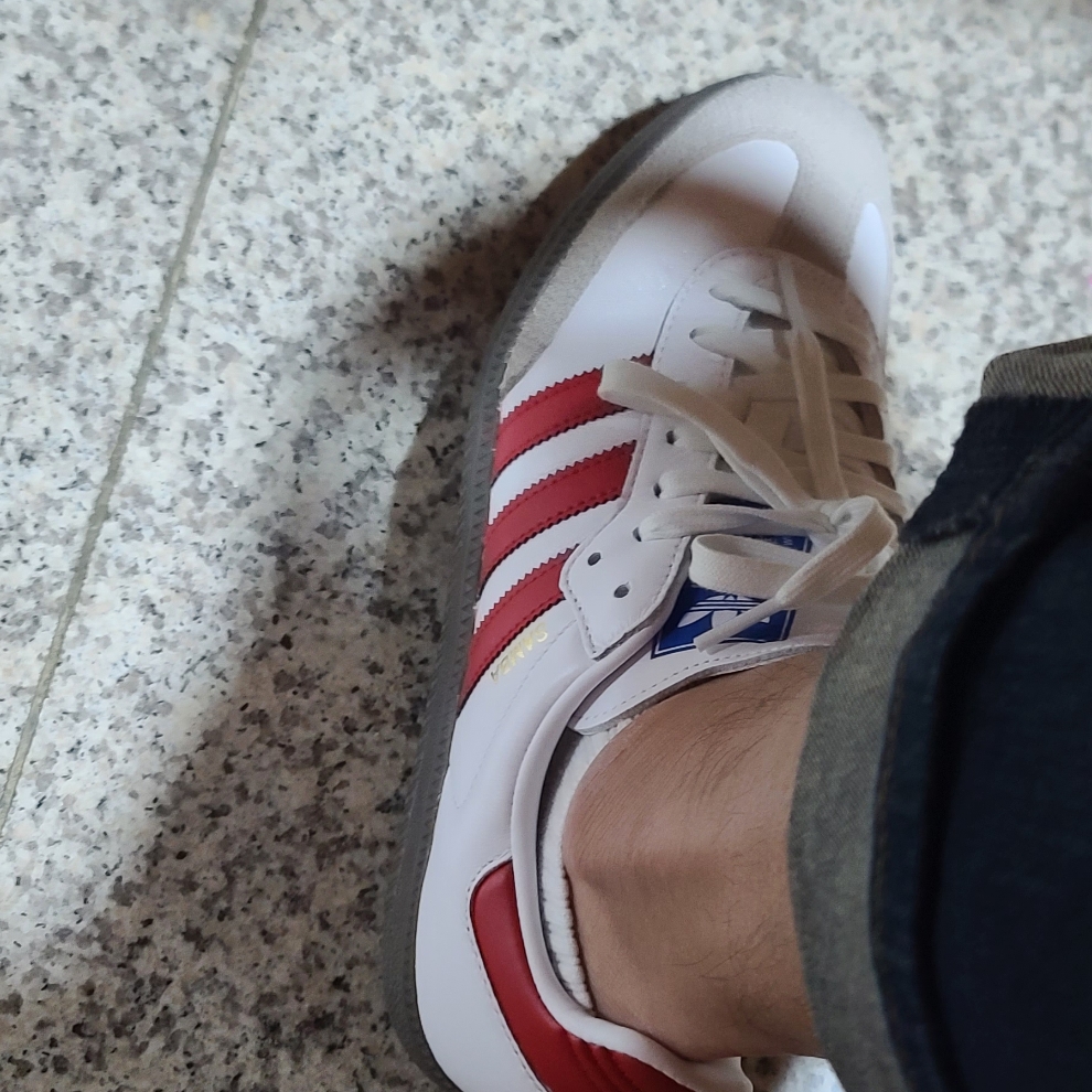 Adidas Samba OG White Better Scarlet 착용 스타일