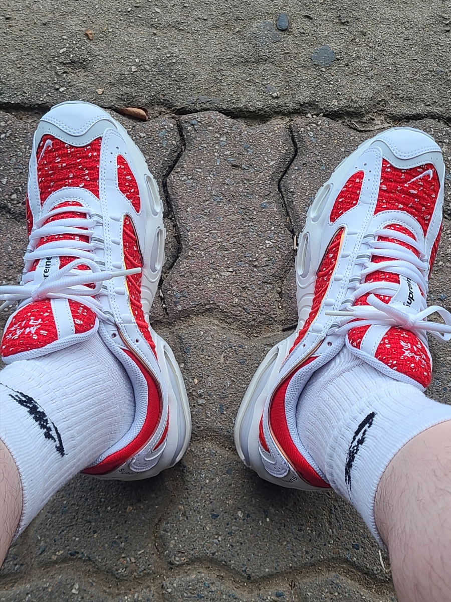 Nike x Supreme Air Max Tailwind 4 White, Nike Everyday Essential Crew Socks White Black (3 Pack/Korean Ver.) 착용 스타일 - 3