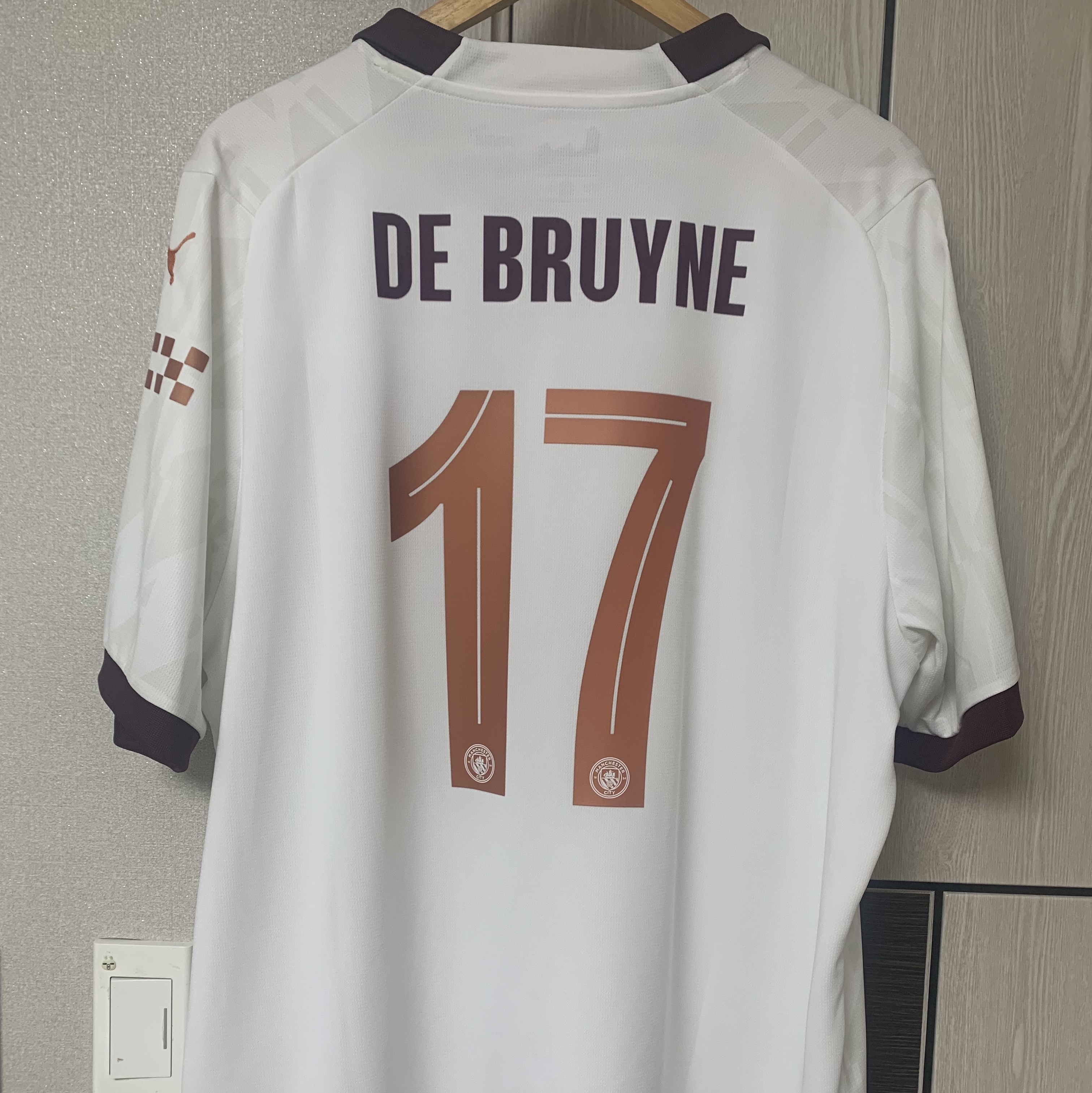 Puma Manchester City 2023/24 Away Jersey White Aubergine (Non Marking Ver.) 착용 스타일 - 1
