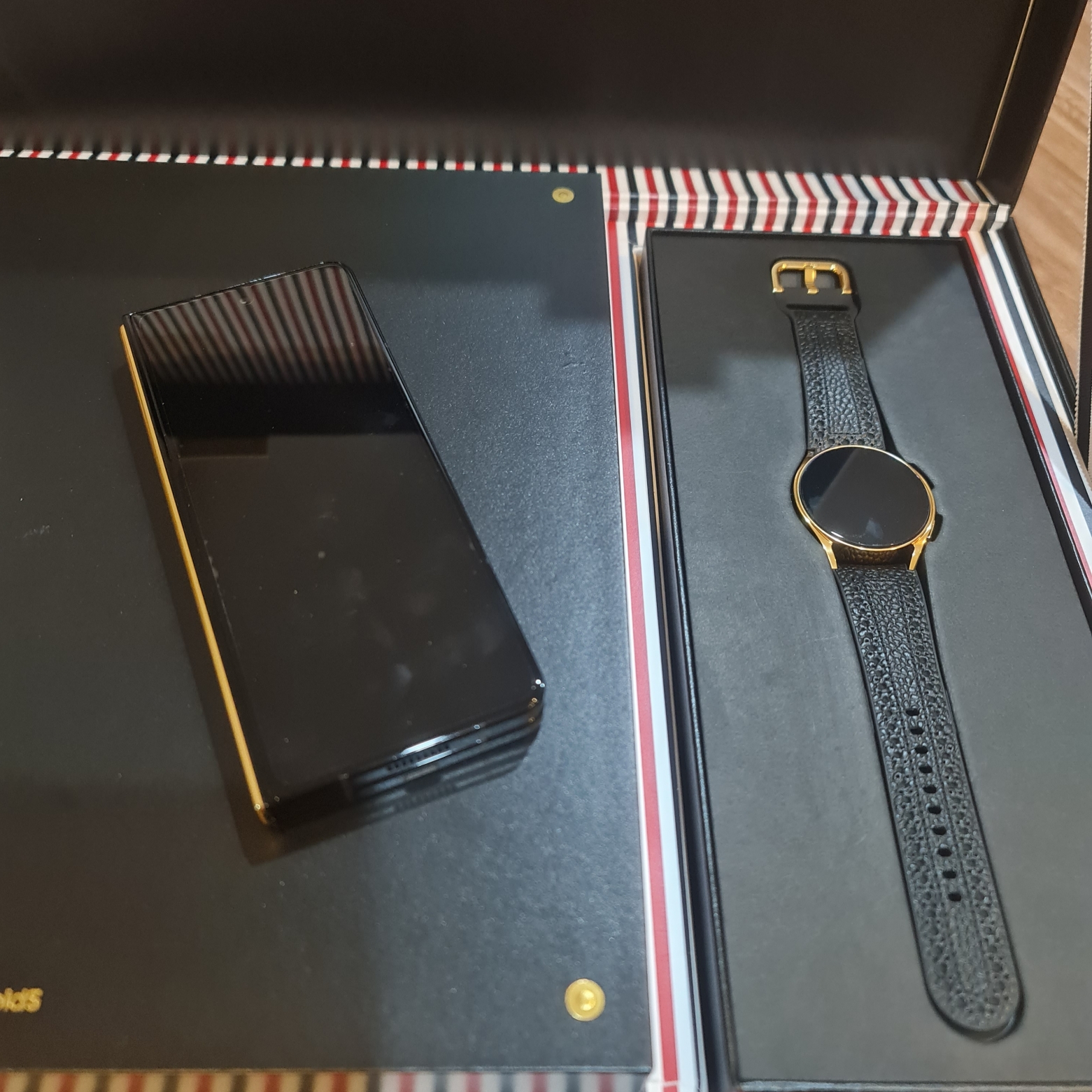 Samsung Galaxy Z Fold5 Thom Browne Edition (Korean Ver.) 착용 스타일 - 2