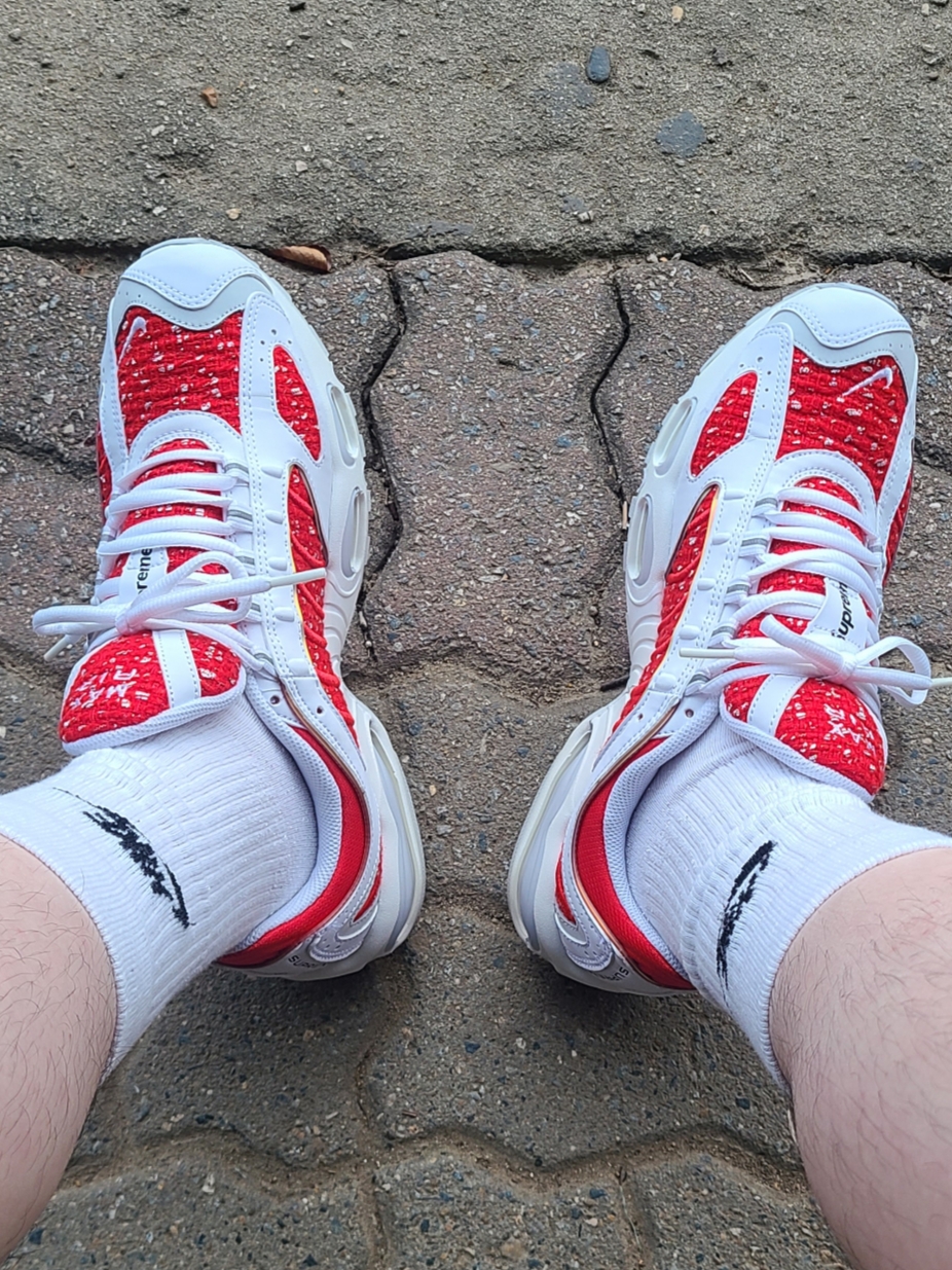 Nike x Supreme Air Max Tailwind 4 White, Nike Everyday Essential Crew Socks White Black (3 Pack/Korean Ver.) 착용 스타일 - 2