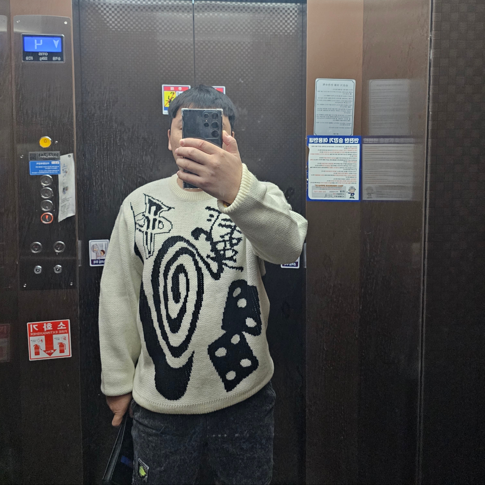 Nike x Stussy NRG LS Knit Sweater Fossil (DR2893-238), Nike x Stussy Air Zoom Spiridon Cage 2 Black 착용 스타일 - 2