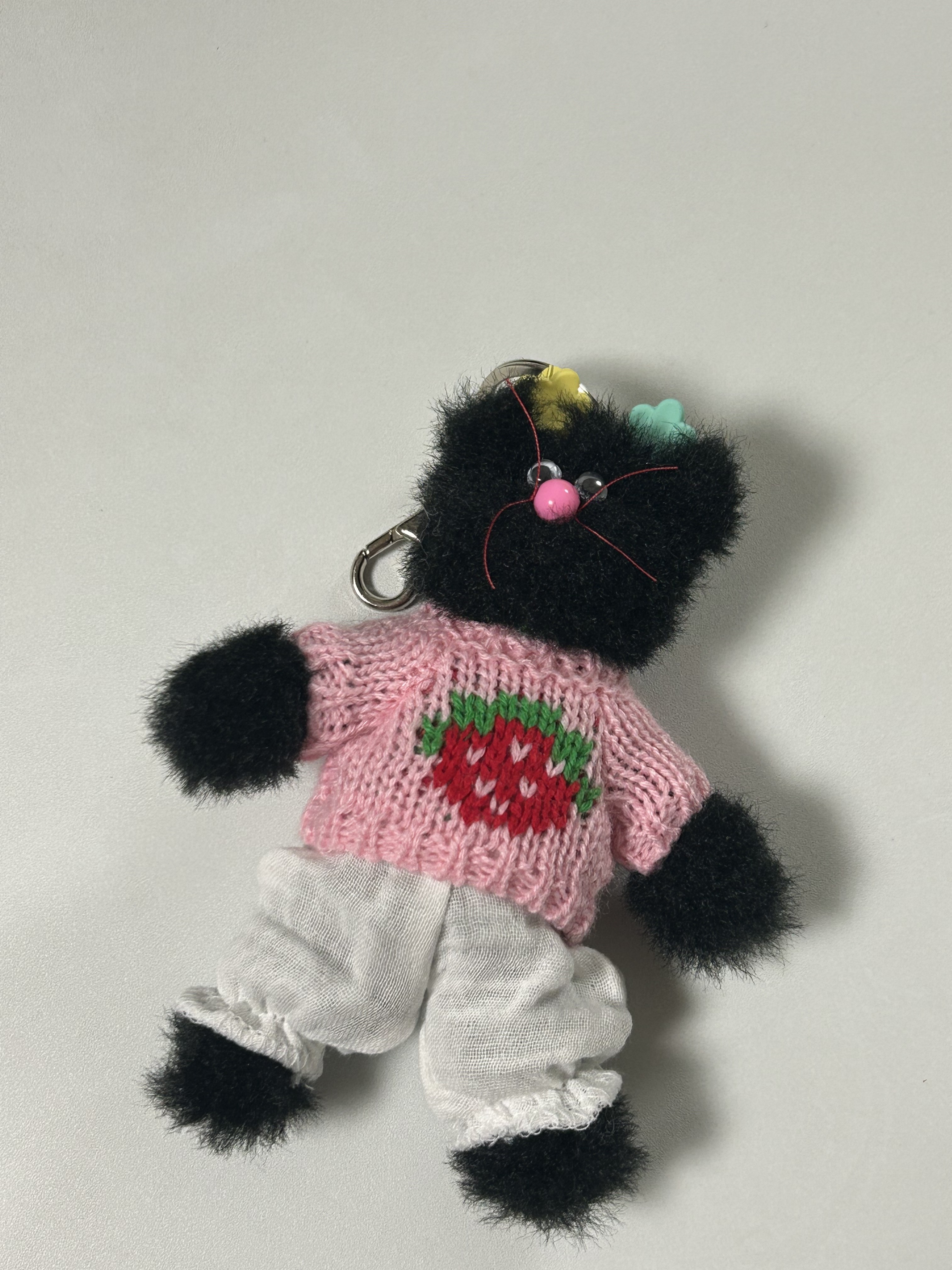 Monamhee Beulpingi Keyring with White Pants Black 착용 스타일