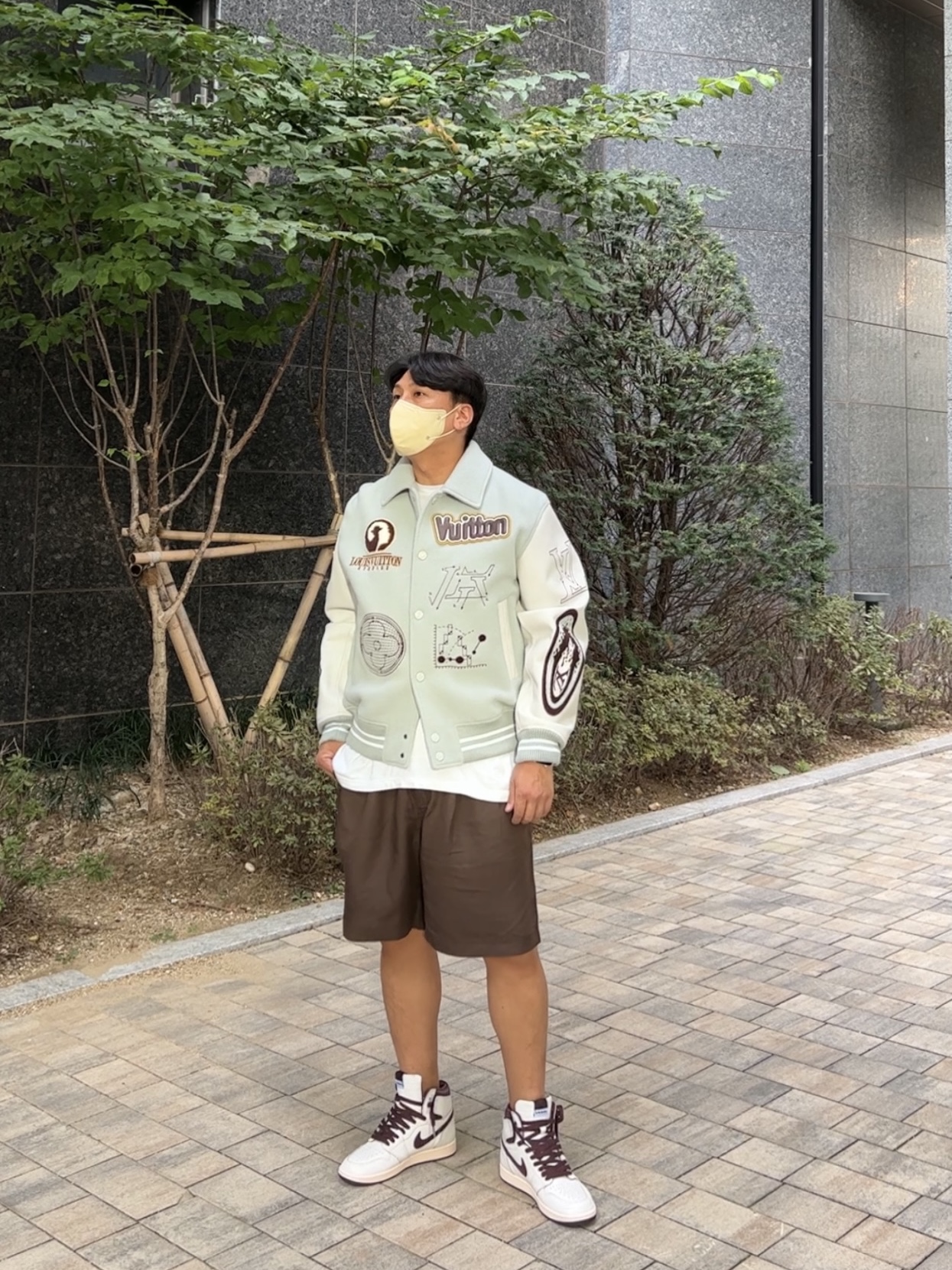 Louis Vuitton Varsity Leather Blouson Aqua, Jordan 1 x A Ma Maniere Retro High OG SP Sail and Burgundy 착용 스타일 - 1