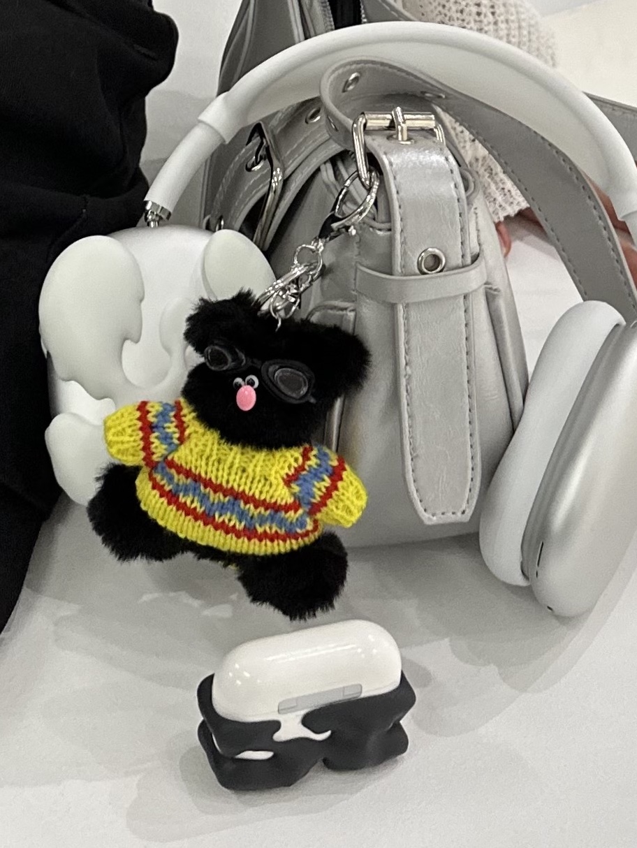 [KREAM 단독] Test Artifact Era Pro Drip Black, Apple AirPods Pro 2nd Gen (Korean Ver.) 착용 스타일 - 4
