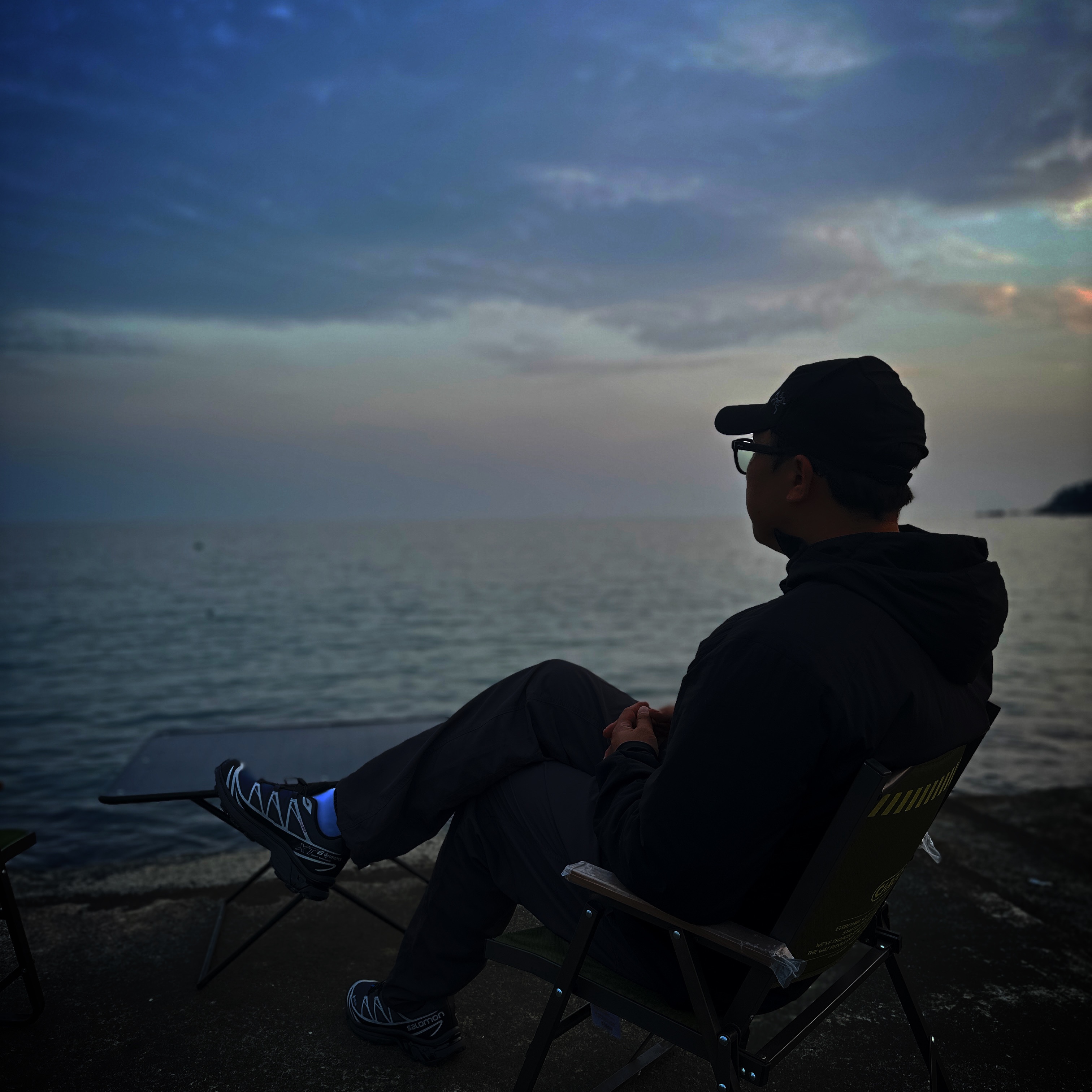 Arc'teryx Atom LT Hoody Black, Arc'teryx Calvus Cap Black 착용 스타일
