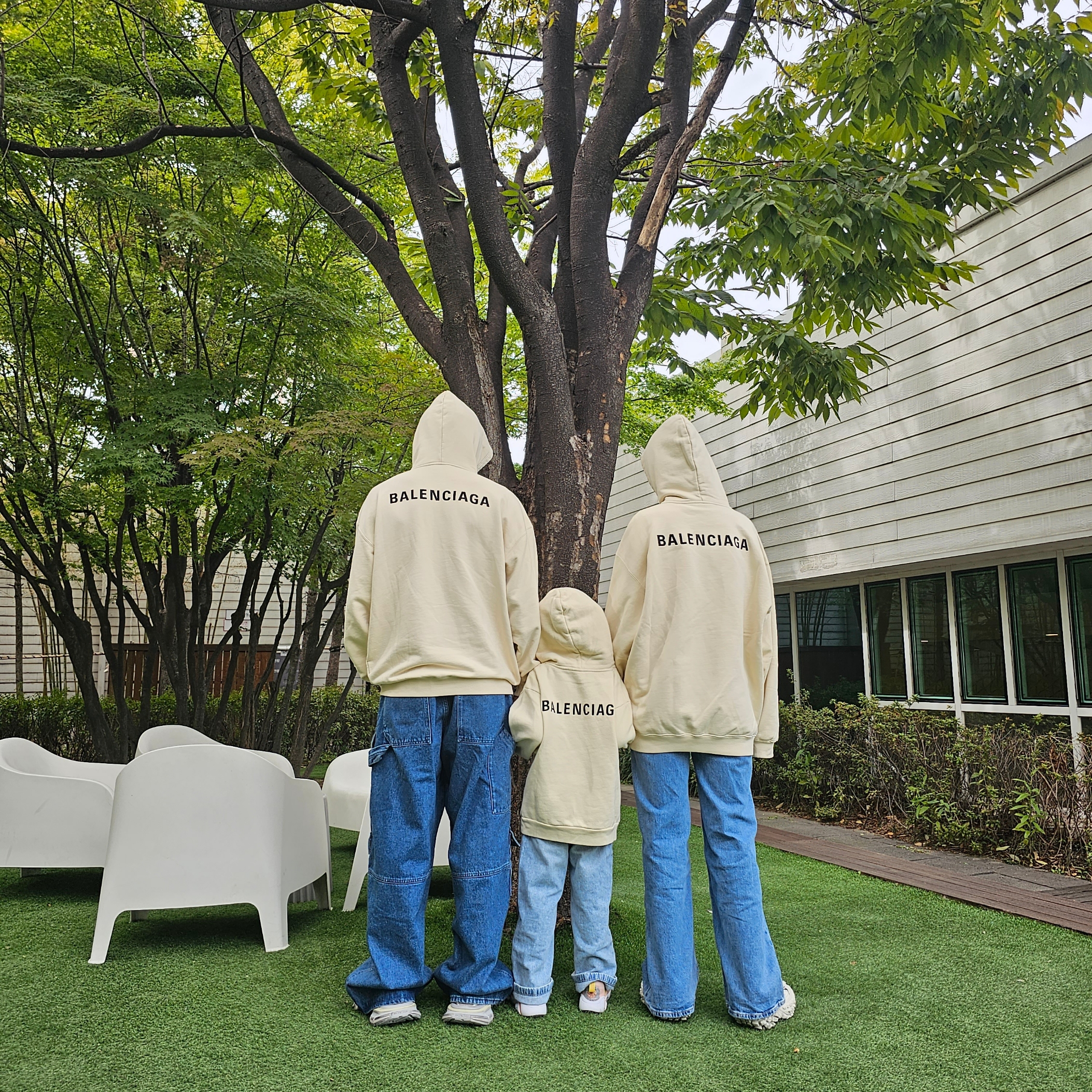 (W) Balenciaga Back Logo Oversized Hoodie Cream 착용 스타일 - 1