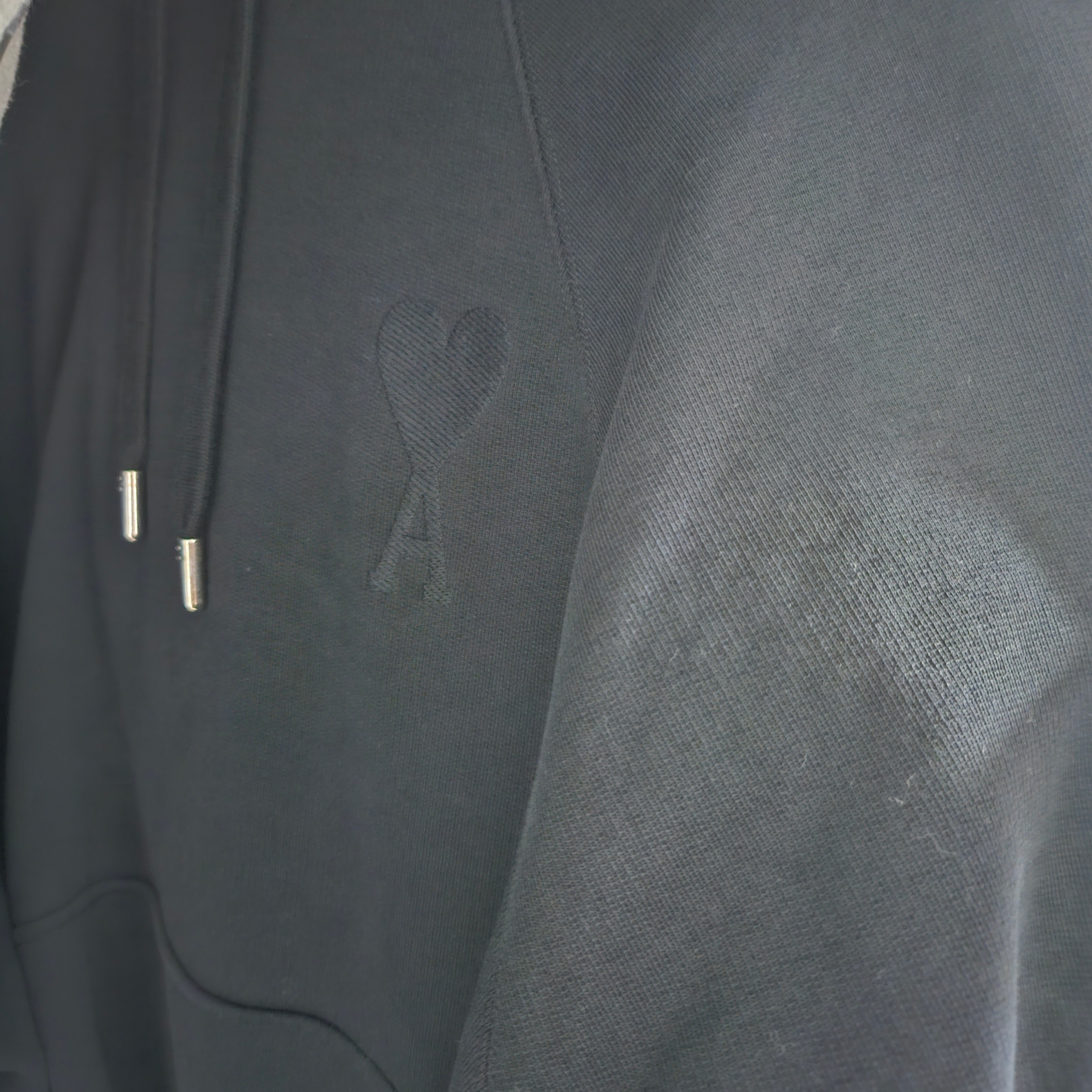 AMI de Coeur Tone-On-Tone Hoodie Black 착용 스타일