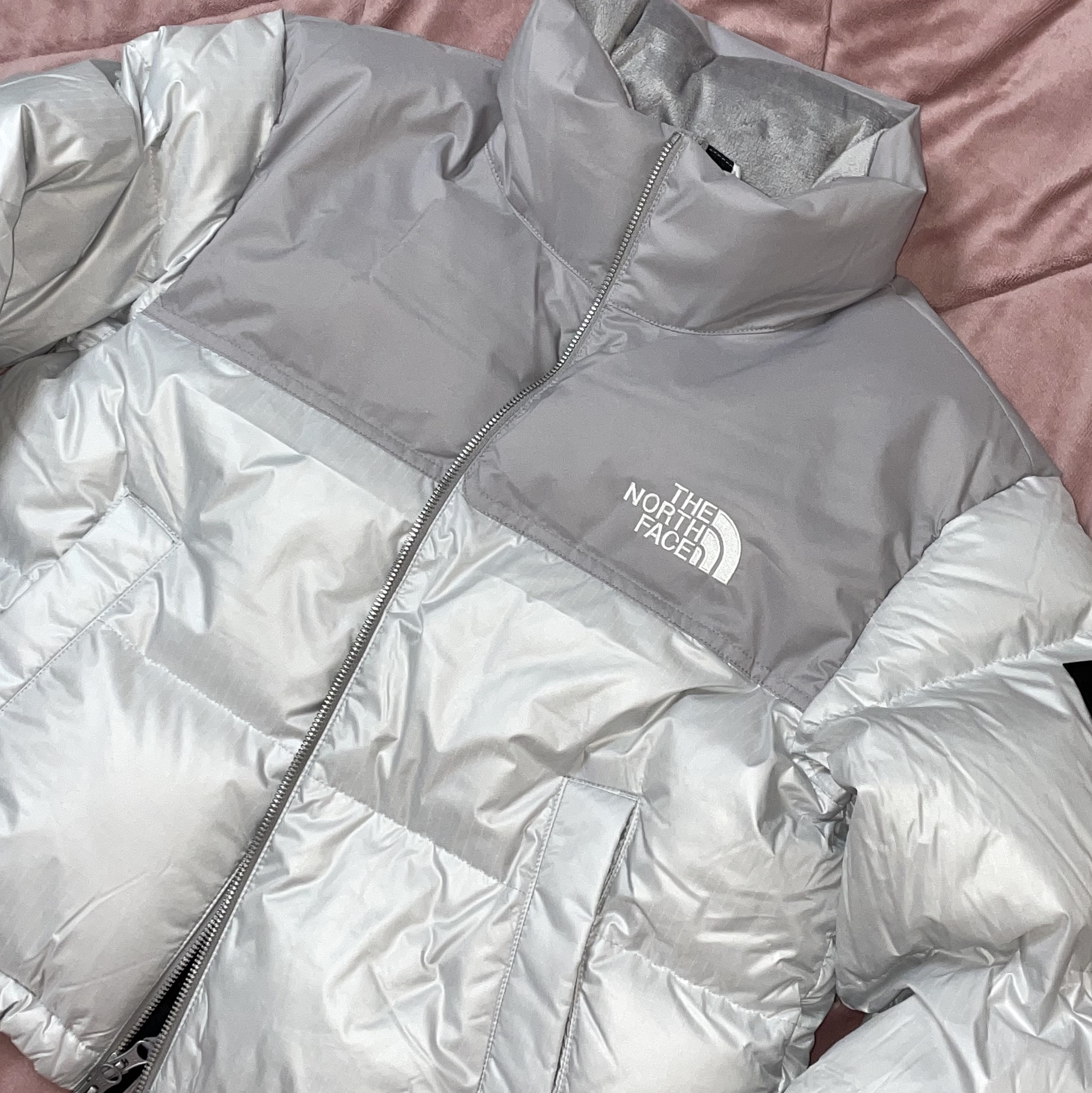 (W) The North Face White Label Novelty Nuptse Down Jacket Ice Gray 착용 스타일 - 1