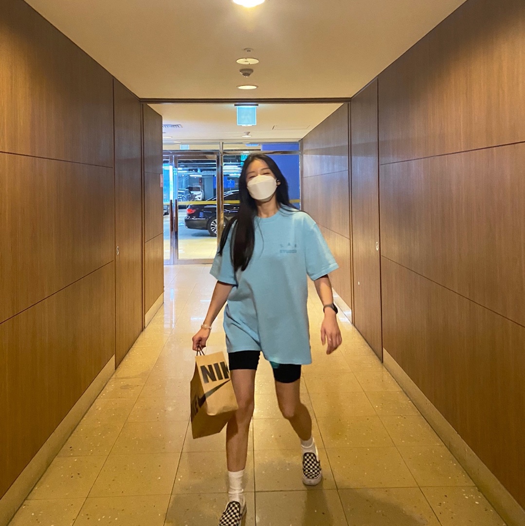 IAB Studio Pigment T-Shirt Cyan, Vans Slip-On Checkerboard 착용 스타일 - 3